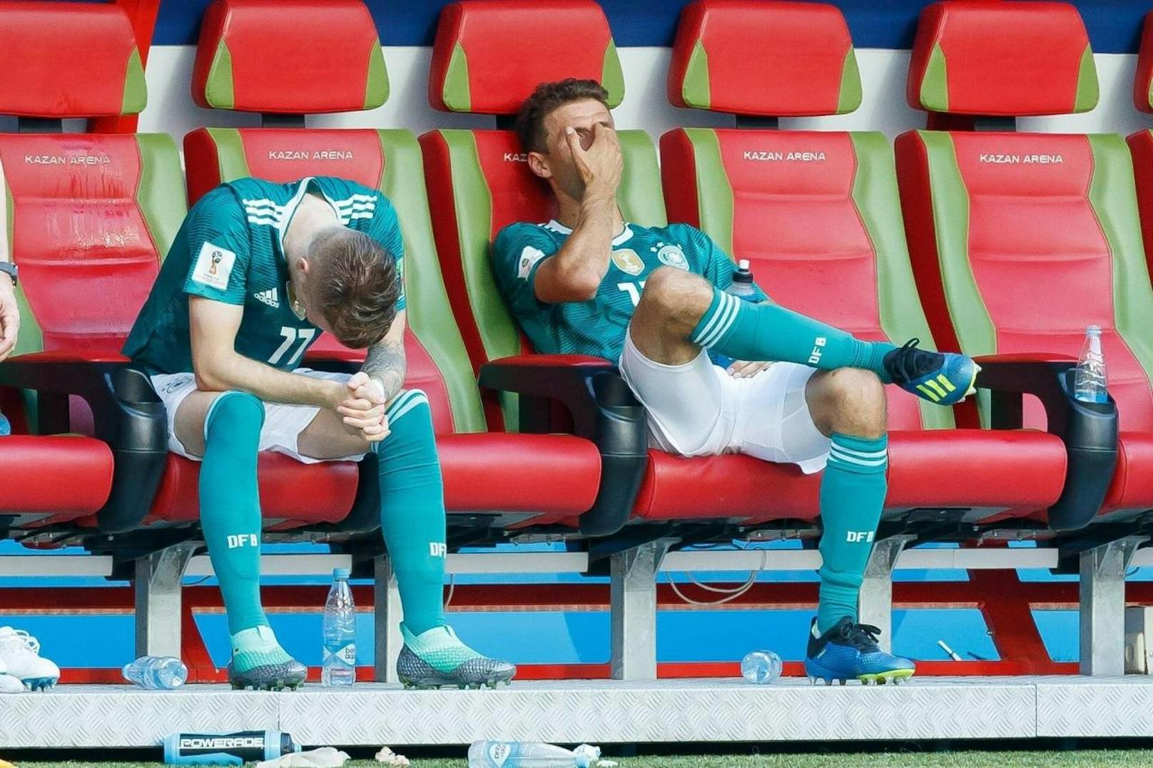 Titelverteidiger Deutschland ist bei der WM in der Vorrunde gescheitert. Thomas Müller und Marco Reus können es nicht fassen. "Heute" hat die besten Bilder.