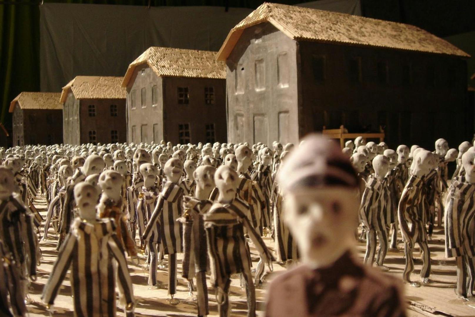 Sorgt für Gänsehaut: "Kamp" stellt mit Puppen den Alltag in Auschwitz nach. Ab 18.5.