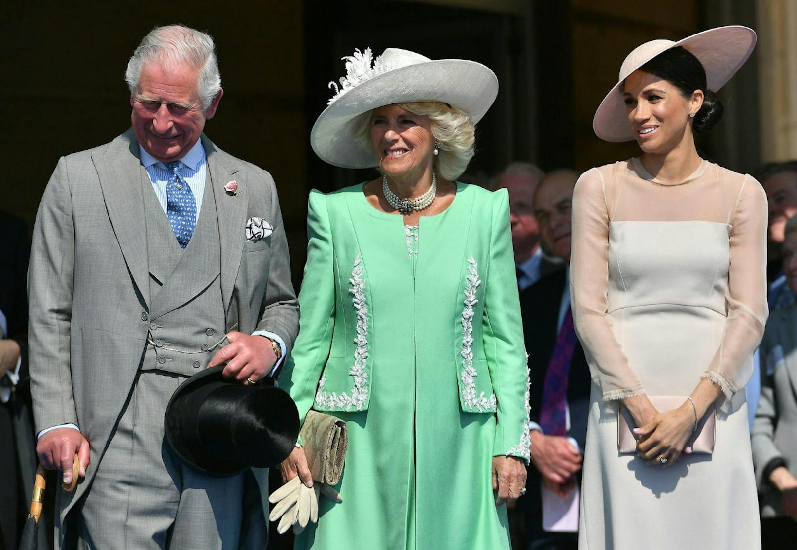 Prinz Charles, Camilla und Meghan horchen der Rede von Harry.