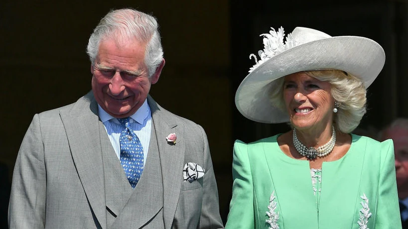 Prinz Charles, Camilla und Meghan horchen der Rede von Harry.