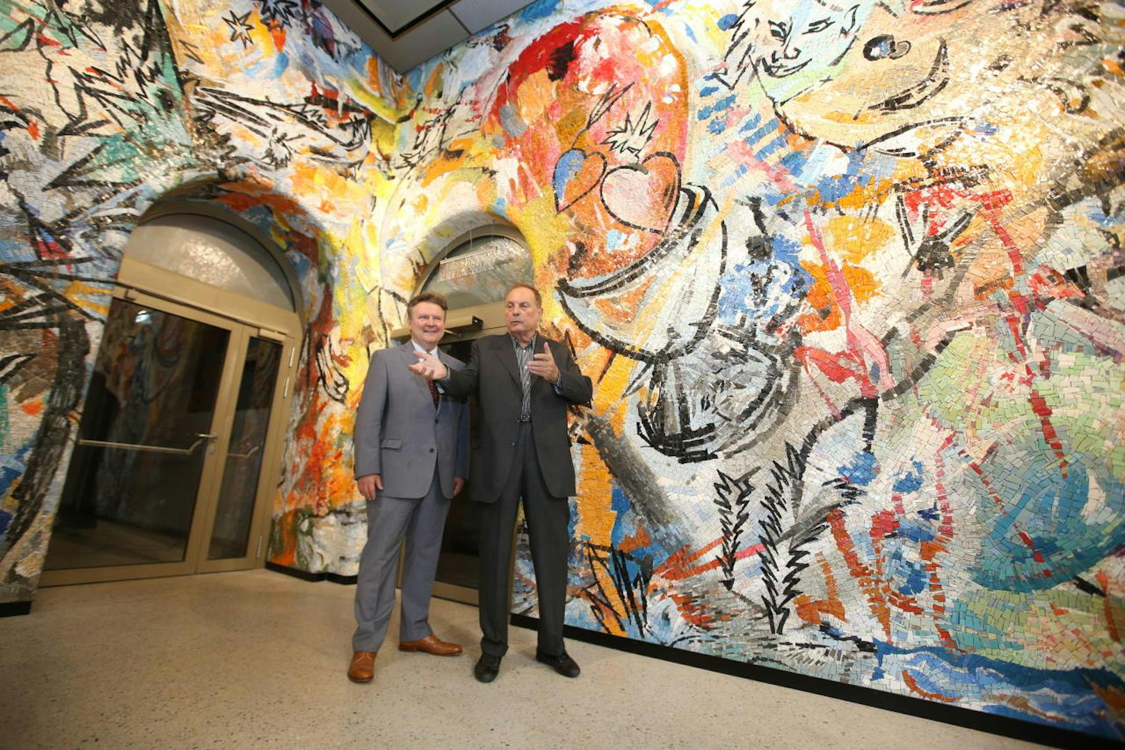 Wiens Bürgermeister Michael Ludwig (hier mit Künstler Christian Ludwig Attersee) zeigte sich von der Farbpracht begeistert.