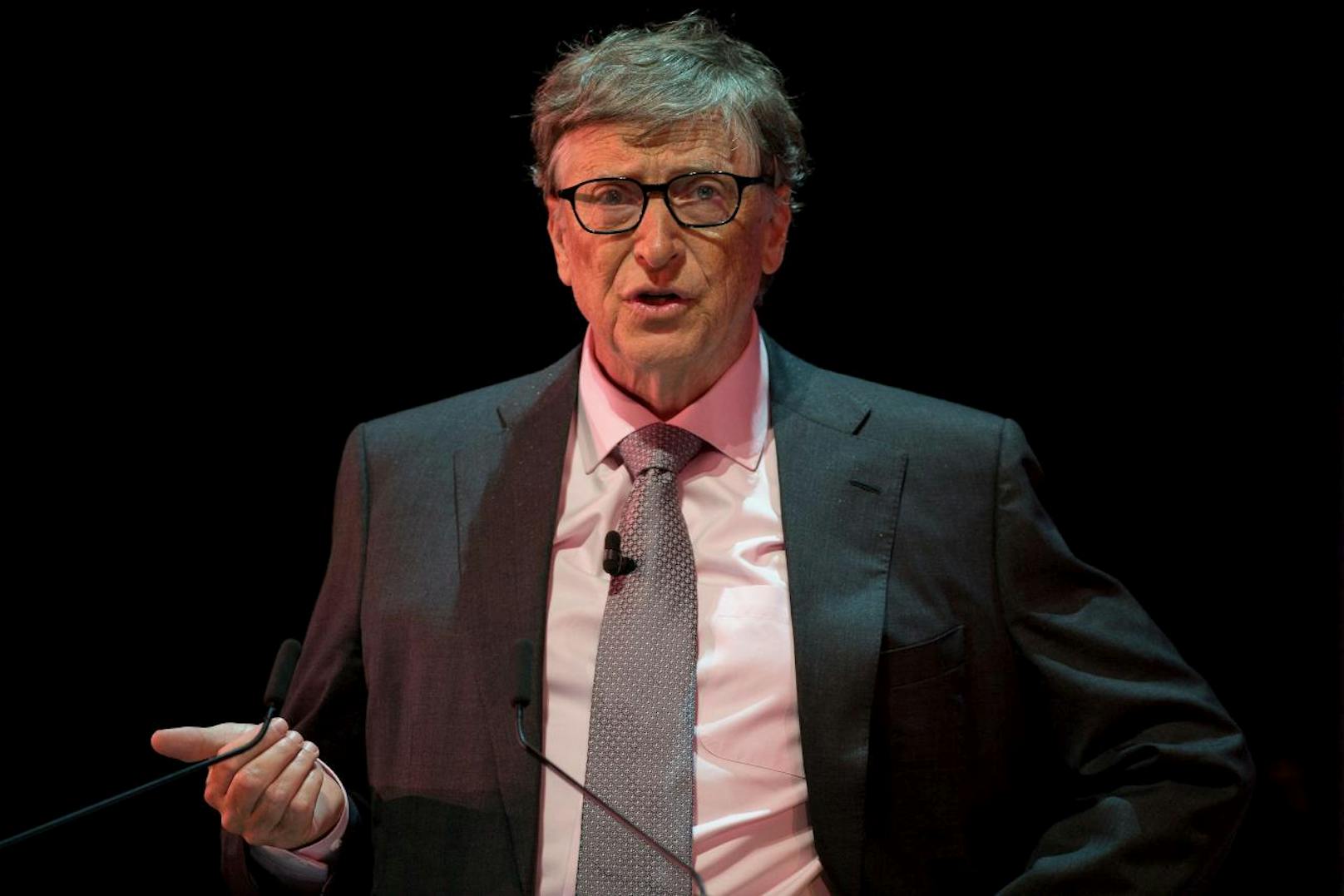 Microsoft-Gründer Bill Gates liegt mit knapp 90 Milliarden US-Dollar weit abgeschlagen auf dem zweiten Platz.