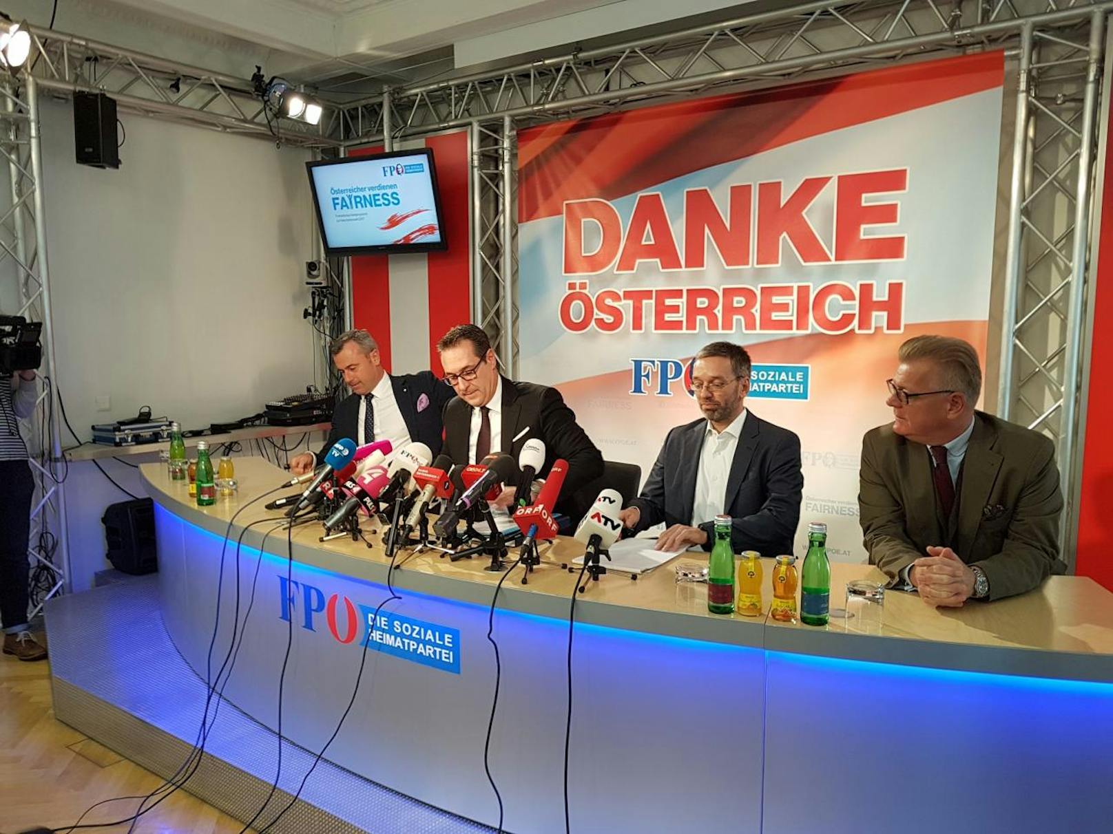 (v.l.n.r.) Norbert Hofer, Heinz-Christian Strache und Herbert Kickl bei der FPÖ-Pressekonferenz am Mittwoch