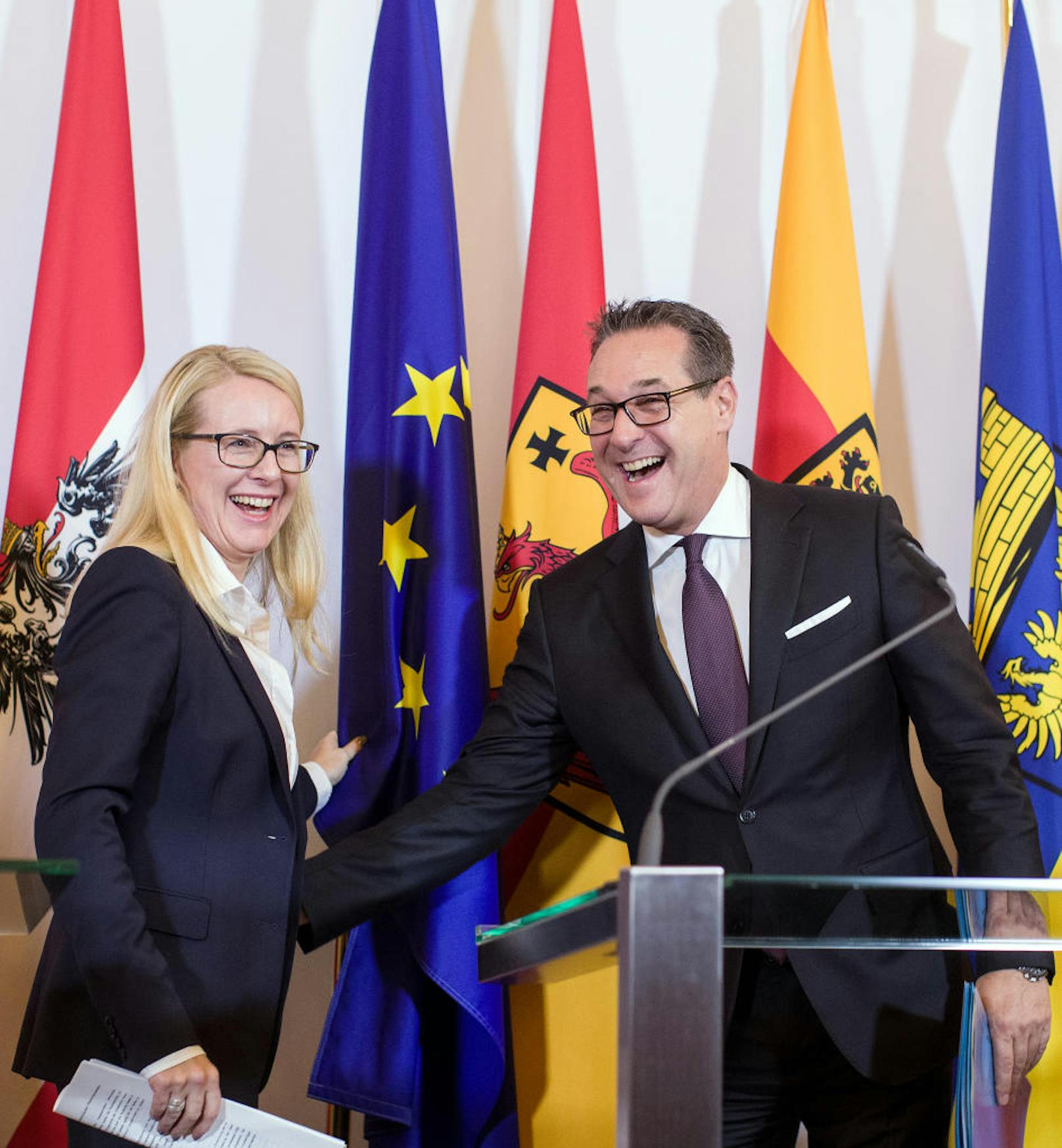 ÖVP-Wirtschaftsministerin Margarete Schramböck und Heinz-Christian Strache (FPÖ) richteten die umgefallene EU-Fahne gemeinsam wieder auf, nachdem sie ihn Mitte Jänner fast getroffen hatte. "Ich habe die EU gerettet", kommentierte Strache den Vorfall damals.