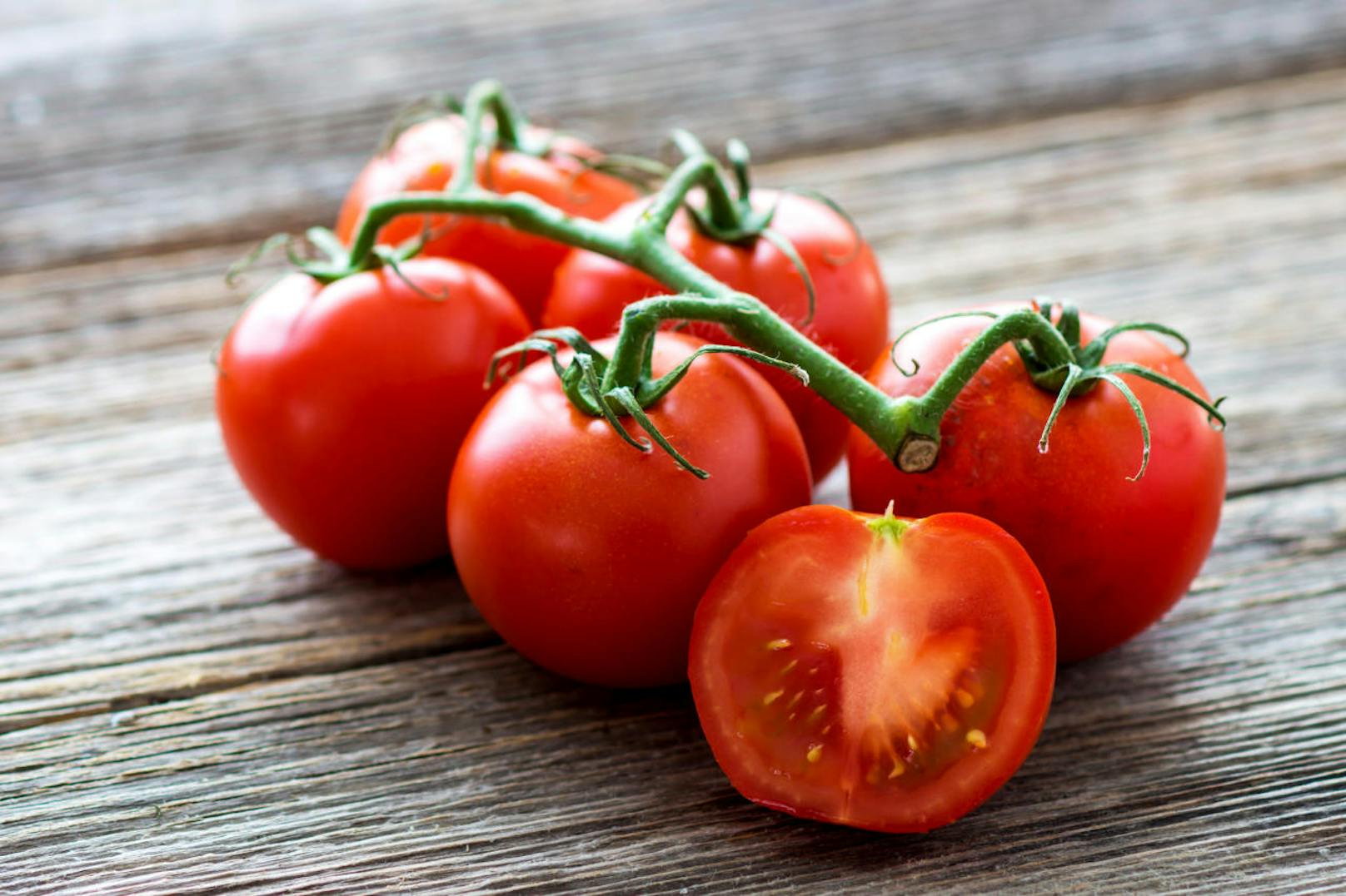 Tomaten sind mit nur 17 Kalorien pro 100 Gramm ebenfalls gut für die Linie.