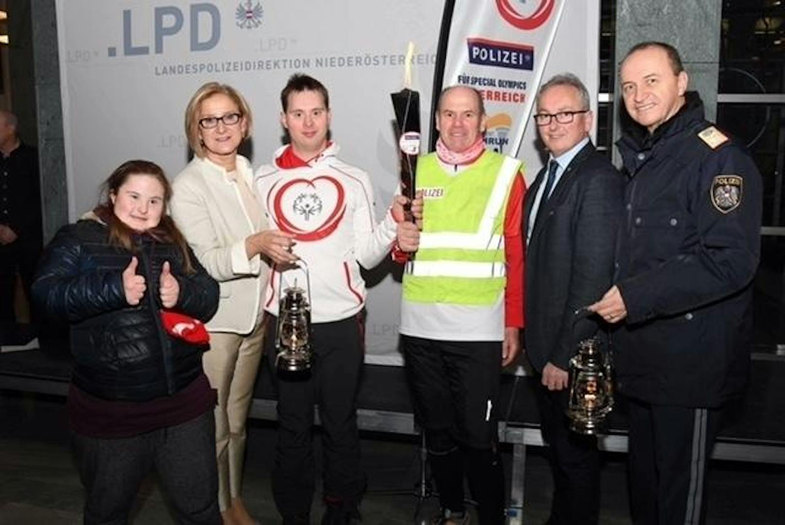 Die Sportler der Special Olympics brachten das Friedenslicht zu Landeshauptfrau Johanna Mikl Leitner ins Landhaus St. Pölten.