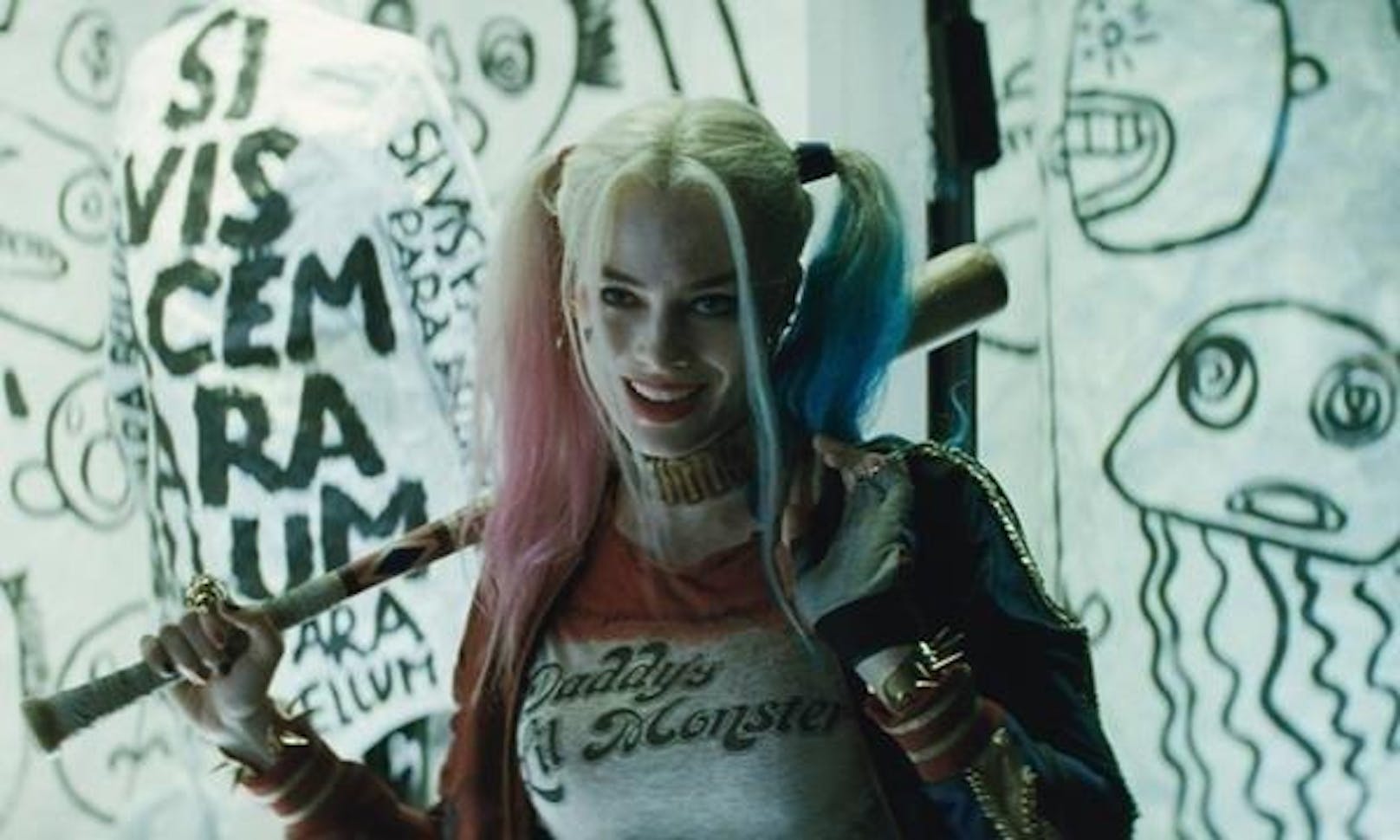 ... sich Margot Robbie einen Platz im Filmuniversum von DC sicherte. "Suicide Squad" (2016) fiel zwar bei den Kritikern durch, Robbies Harley Quinn war jedoch ein strahlender Lichtblick in einem verkorksten Film. Drei weitere Filme mit der Schurkin wurden bestätigt - darunter sogar ein Solo-Abenteuer..
