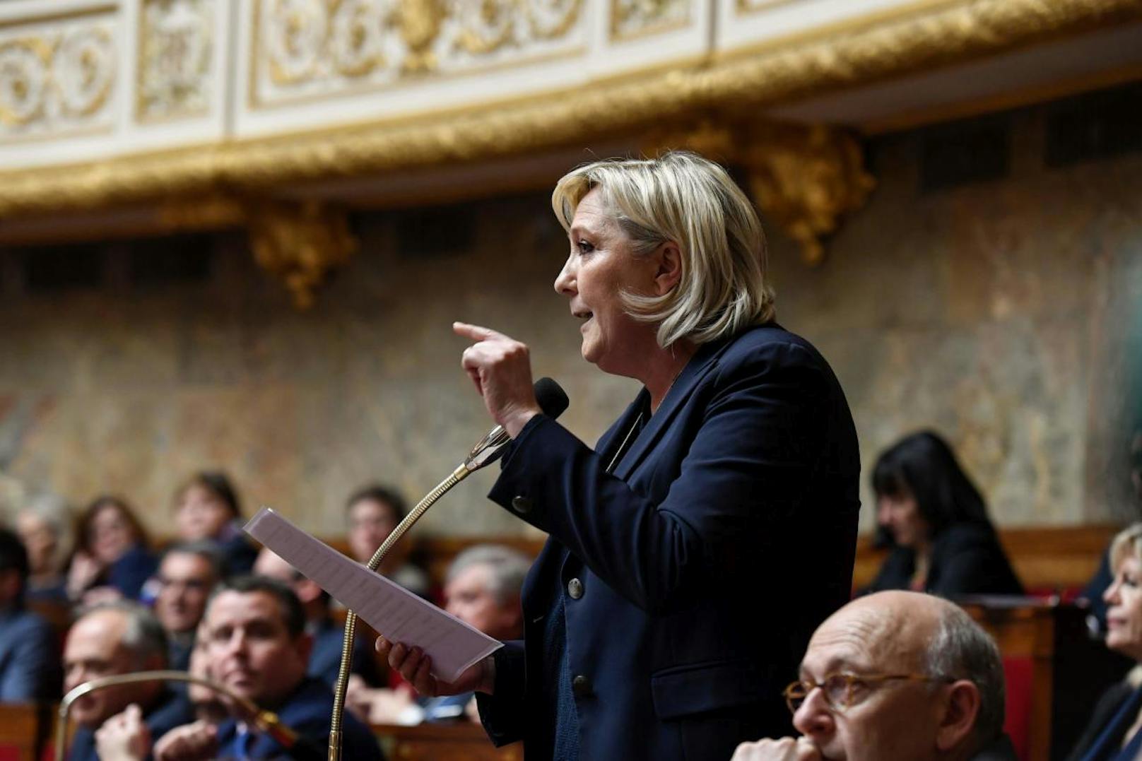 Die Parteichefin des Front National, Marine Le Pen wird vorgeworfen, Mitarbeiter als parlamentarische Assistenten bezahlt haben, ...