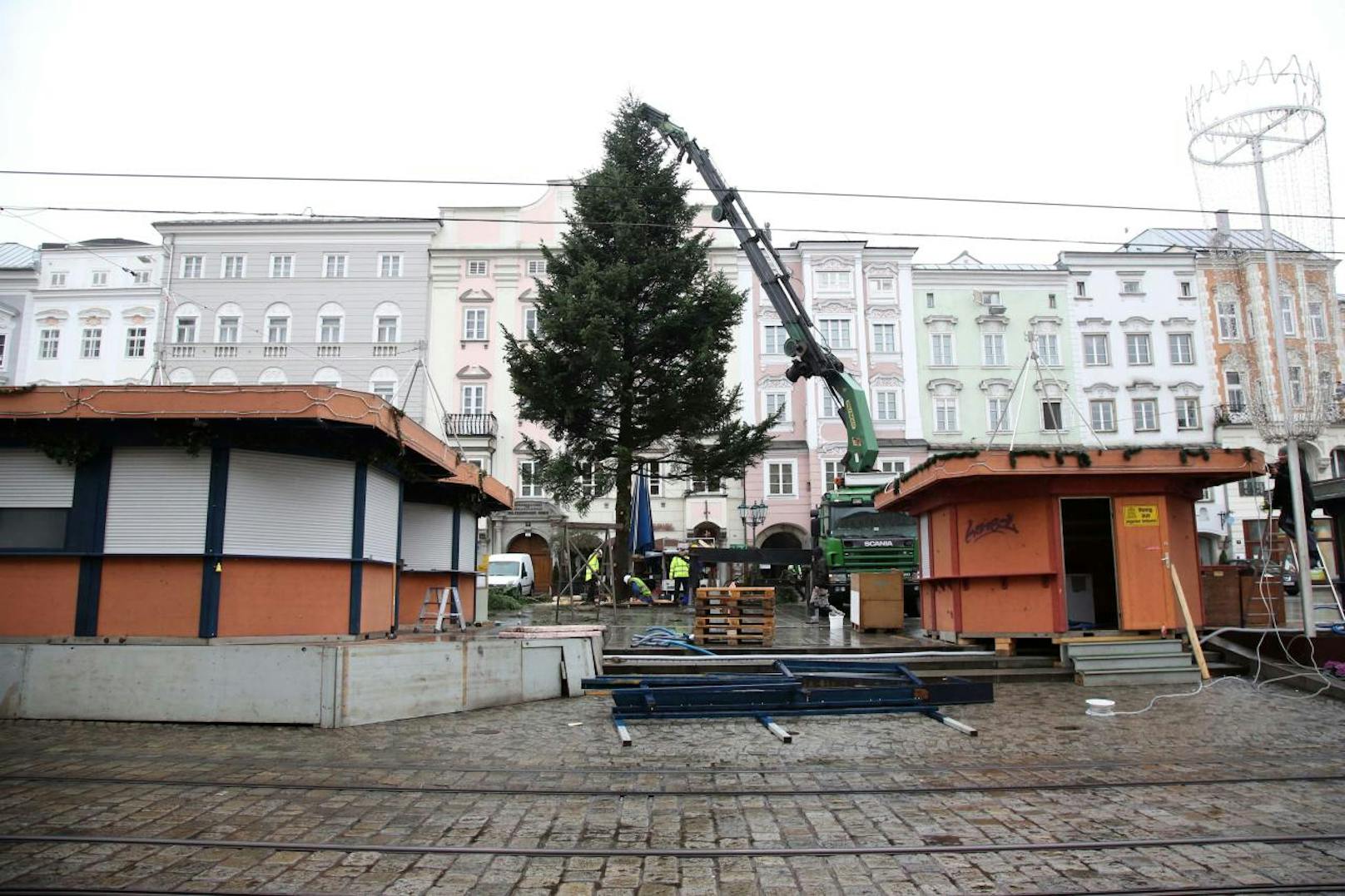 Die Linzer Christbaum wurde am Montag aufgestellt.