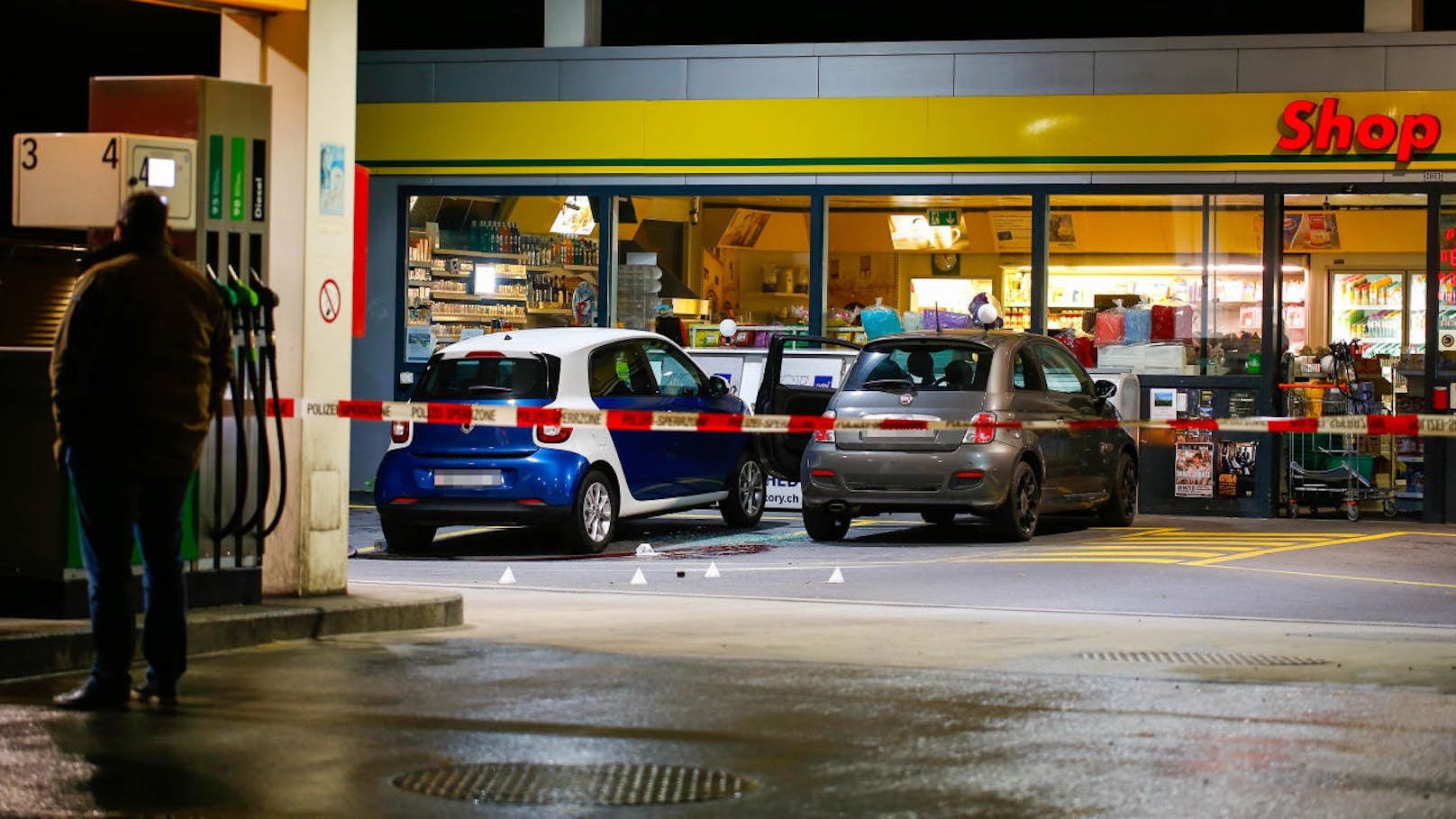 Am späten Sonntagabend attackierte ein 17-jähriger Lette in der Schweizer Ortschaft Flums mehrere Menschen mit einer Axt. Die Polizei stoppte ihn durch Schüsse und nahm ihn fest. Die Behörden gehen derzeit nicht von einem Terror-Hintergrund aus.