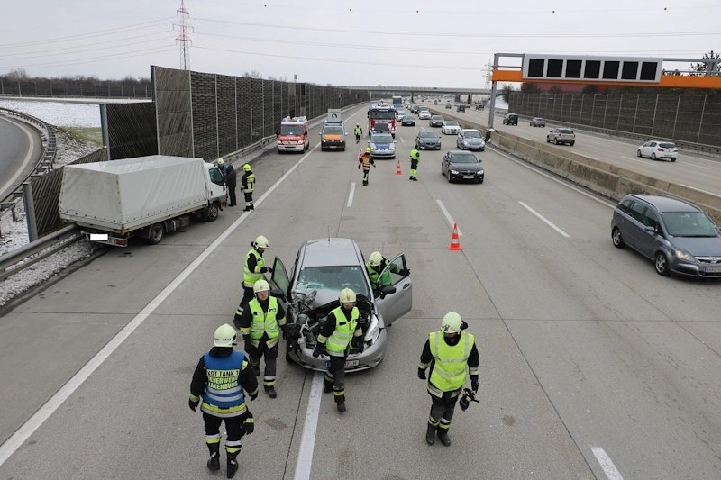Der Kleinwagen und der Transporter wurden schwer beschädigt.