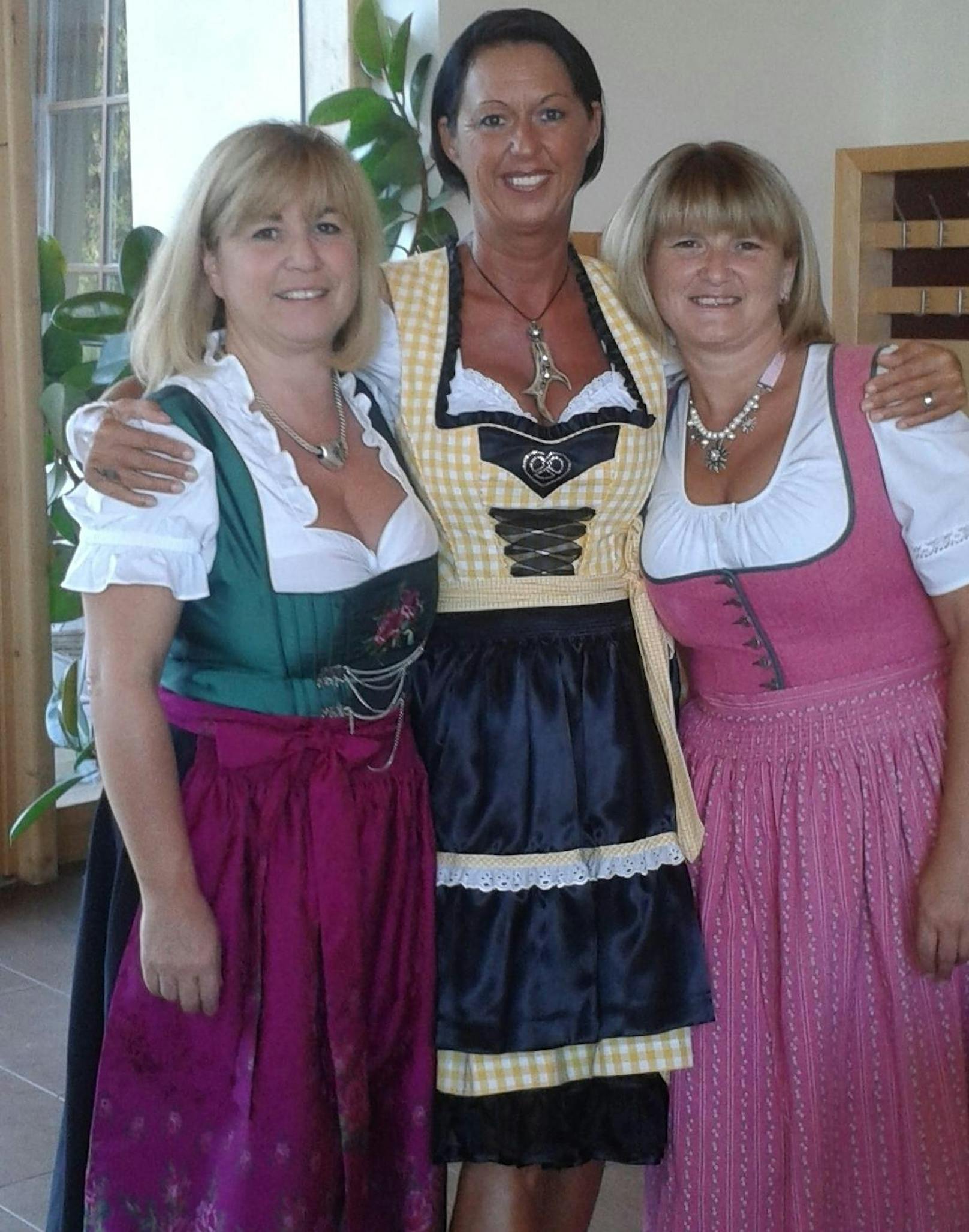 Ich sende euch ein Foto von uns drei sehr Glücklichen Geschwister: Christine, Brigitte und von mir Gabriele!