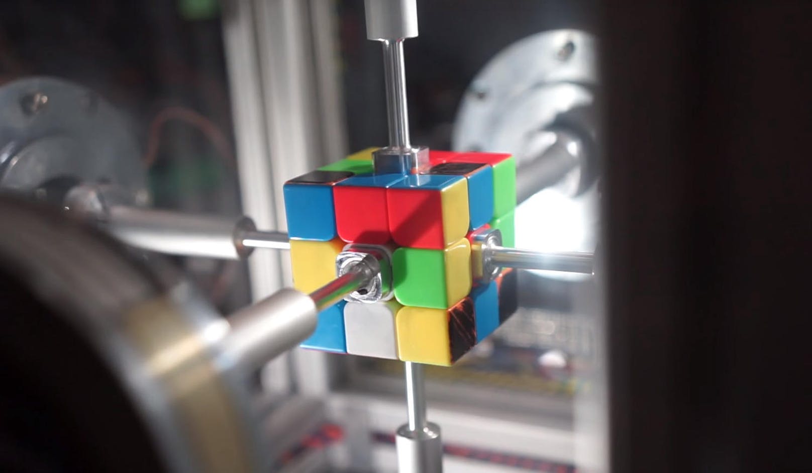 <b>12. März 2018:</b> Zwei Bastler haben eine Maschine gebaut, die den Rubik's Cube in Rekordzeit in die richtige Position dreht. Aber nicht blinzeln: Der Apparat schafft es in nur 0,38 Sekunden. Zum Vergleich: Ein Mensch braucht mindestens fünf Sekunden und der bisherige Rekord einer Maschine liegt bei 0,637 Sekunden. Für den Aufbau nutzten die Tüftler sechs Motoren und zwei Kameras, die der Software die Daten für die Bilderkennung liefern. <a href="https://www.youtube.com/watch?v=nt00QzKuNVY" target="_blank">Hier geht es zum Video.</a>