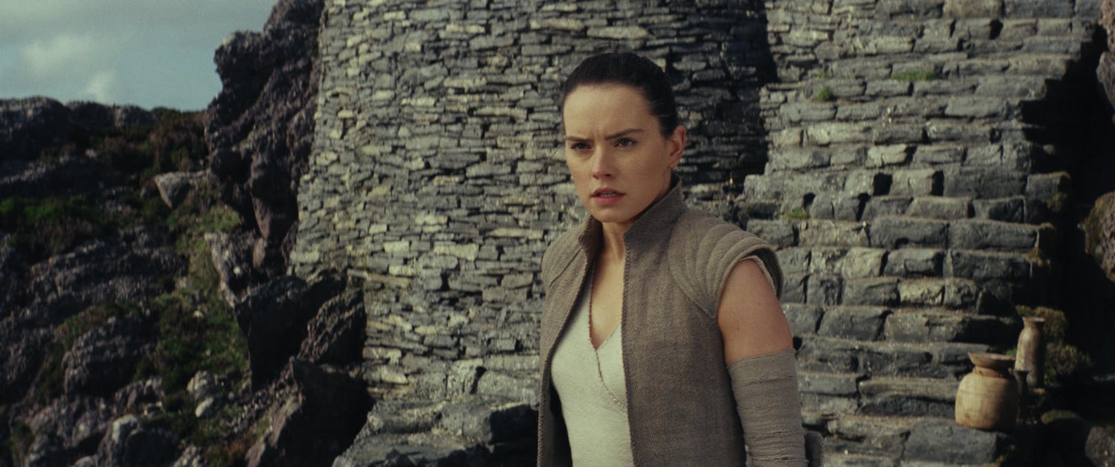 STAR WARS EPISODE IX: Im Abschluss der neuen Trilogie fordert Rey (Daisy Ridley, hier in "Star Wars VIII") den Schurken Kylo Ren (Adam Driver) zum finalen Duell heraus. 

Kinostart: 19. Dezember