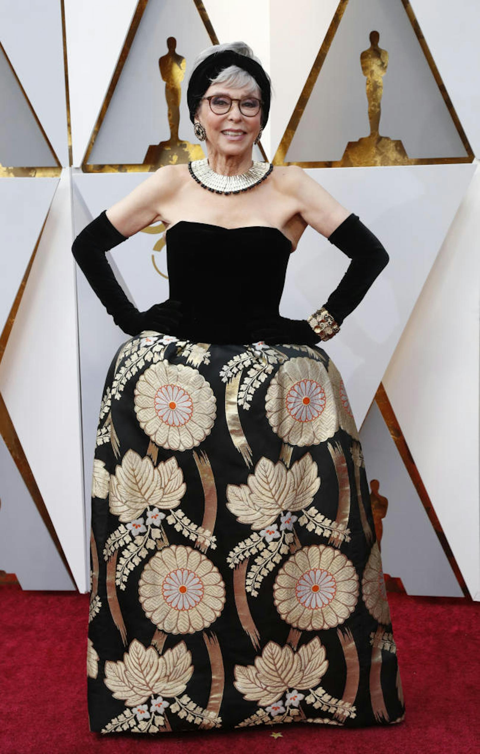 Zwar kann uns das Muster an <b>Rita Moreno</b>s Kleid eigentlich nicht überzeugen, die Geschichte der Robe überzeugt aber auf ganzer Linie: Diese Kreation trug die heute 86-Jährige bereits im Jahr 1962, als sie für "West Side Story" ihren ersten und einzigen Oscar gewann.