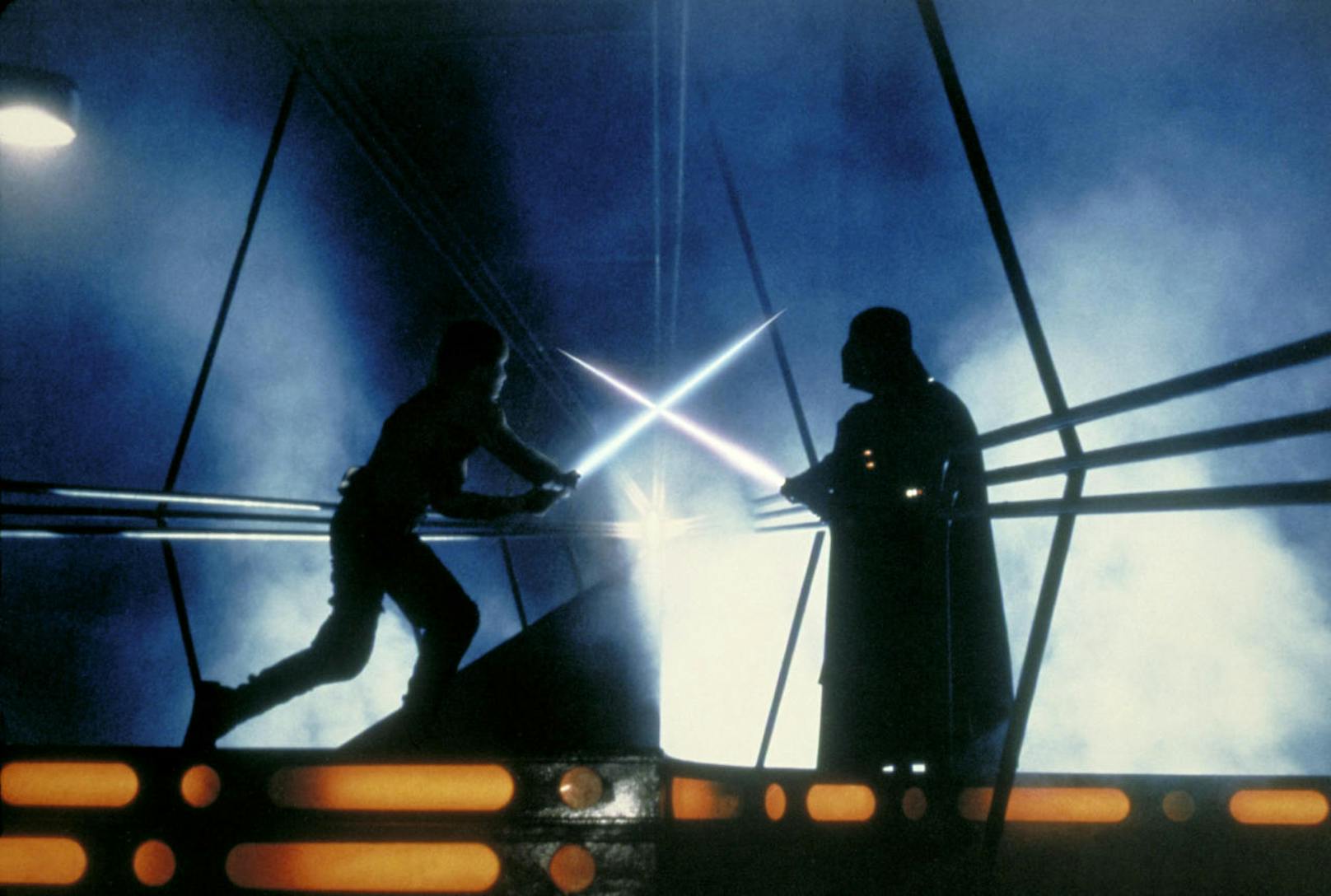 Luke Skywalker duelliert sich mit Darth Vader
