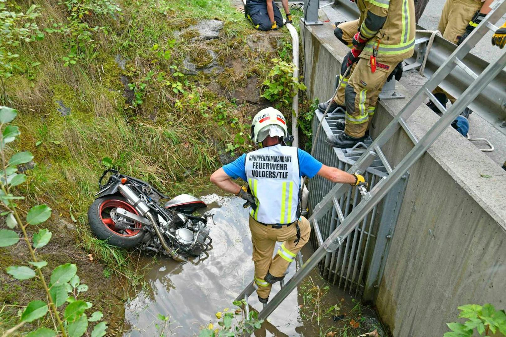 Ein 37-jähriger Motorradfahrer stürzte bei Volders aus noch unbekannter Ursache in ein Wasser-Auffangbecken. Ein Radfahrer sah den Unfall und rettete ihn. 