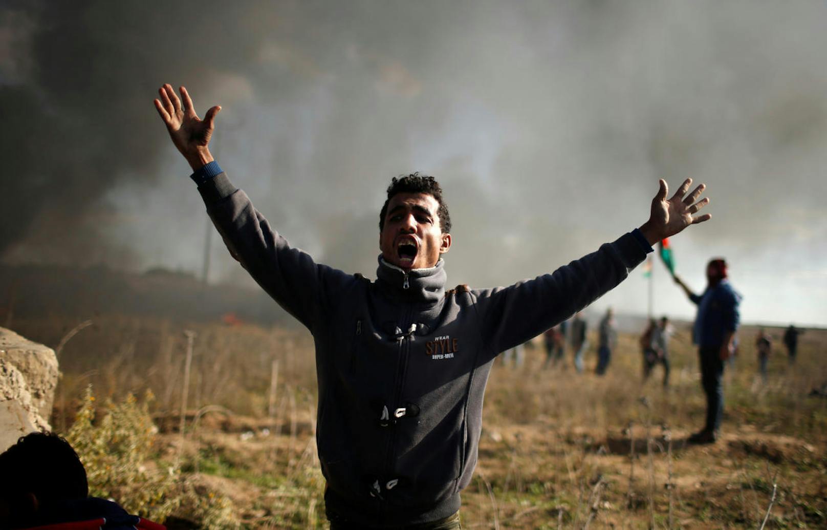 Palästinenser verbrannten im Westjordanland Reifen und warfen Steine und Flaschen auf israelische Soldaten.