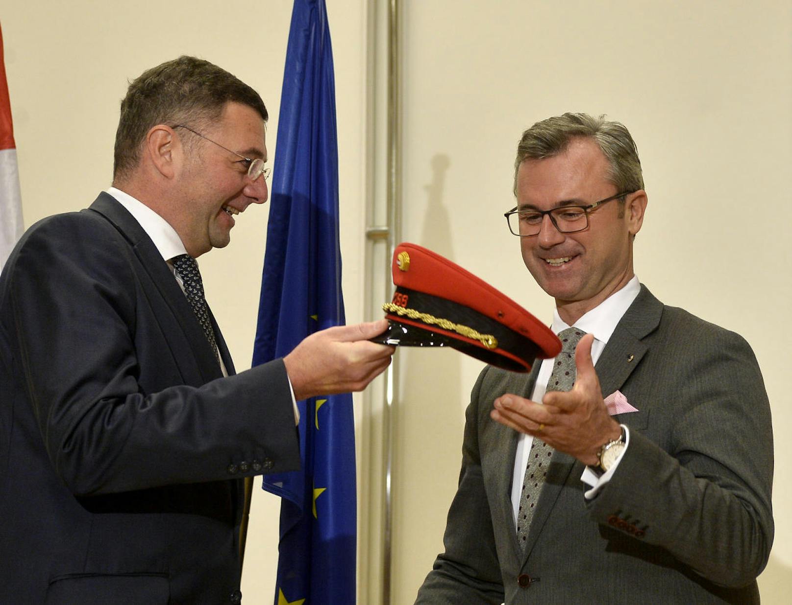 Der neue Infrastrukturminister Norbert Hofer (r./FPÖ) und sein Amtsvorgänger Jörg Leichtfried (SPÖ)
