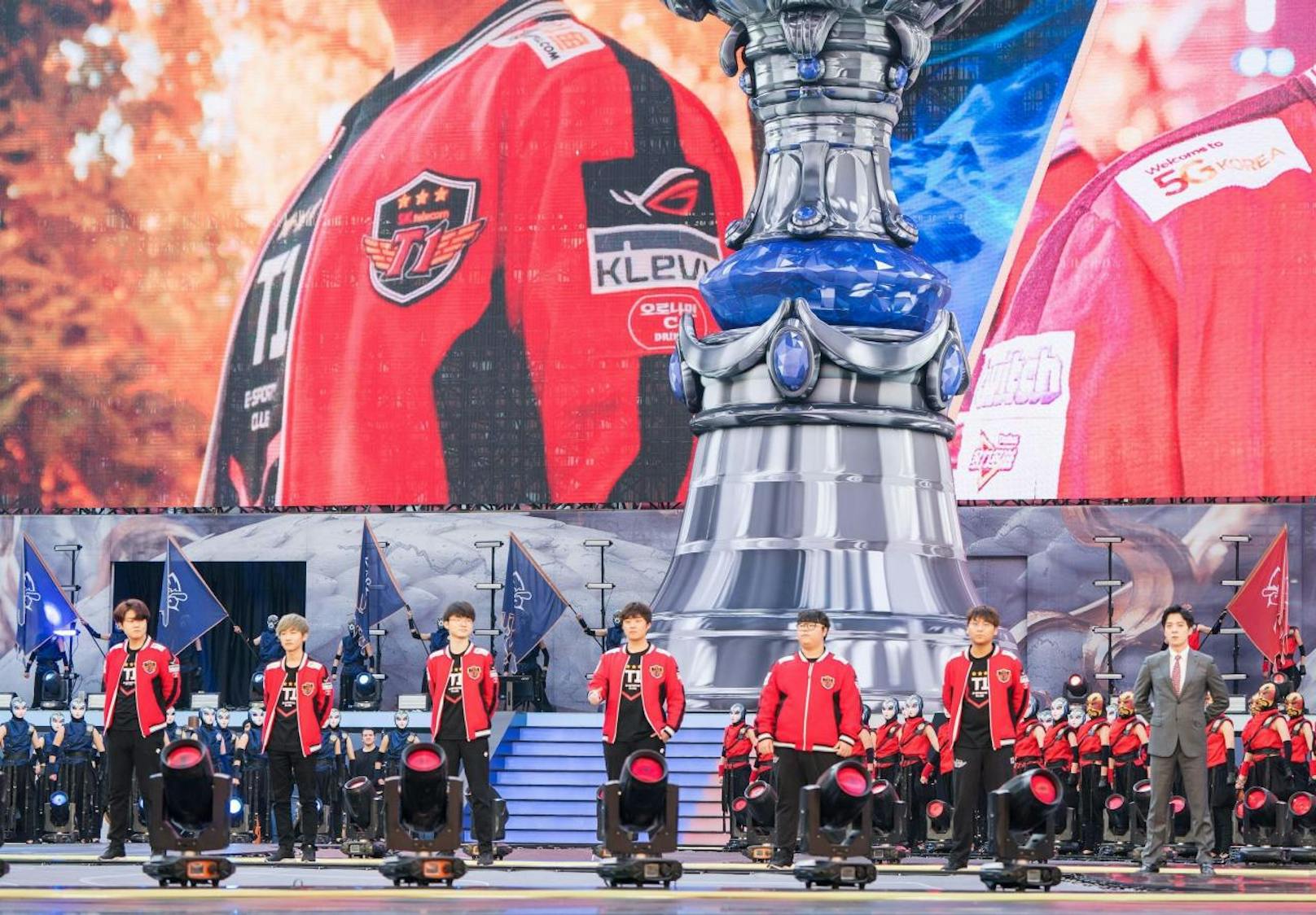 E-Sportler werden längst so wie andere Sportstars gefeiert. Im Bild: Das LoL-Team SK Telecom T1, das als erstes Team in League of Legends 2016 seinen Weltmeistertitel verteidigen konnte. 2017 unterlag es jedoch seinen Konkurrenten von Samsung Galaxy