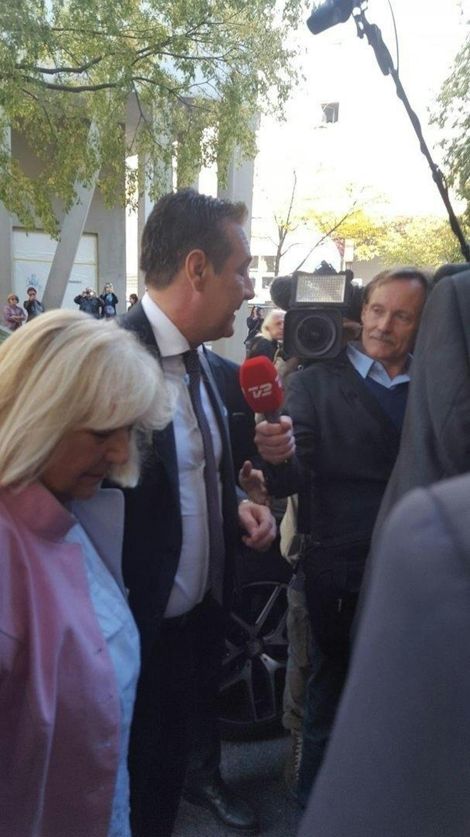 Heinz-Christian Strache wurde bei seinem Gang zur Wahlurne von seiner Mutter begleitet