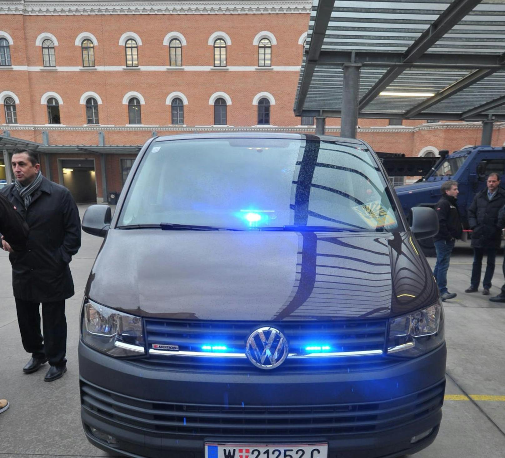 Na bumm! 85.000 Euro kostet der VW-Bus samt Umbauten, das Spezial-Equipment im Inneren kommt auf mehrere Hundertausend Euro. Jetzt wurde das neue Fahrzeug übergeben.