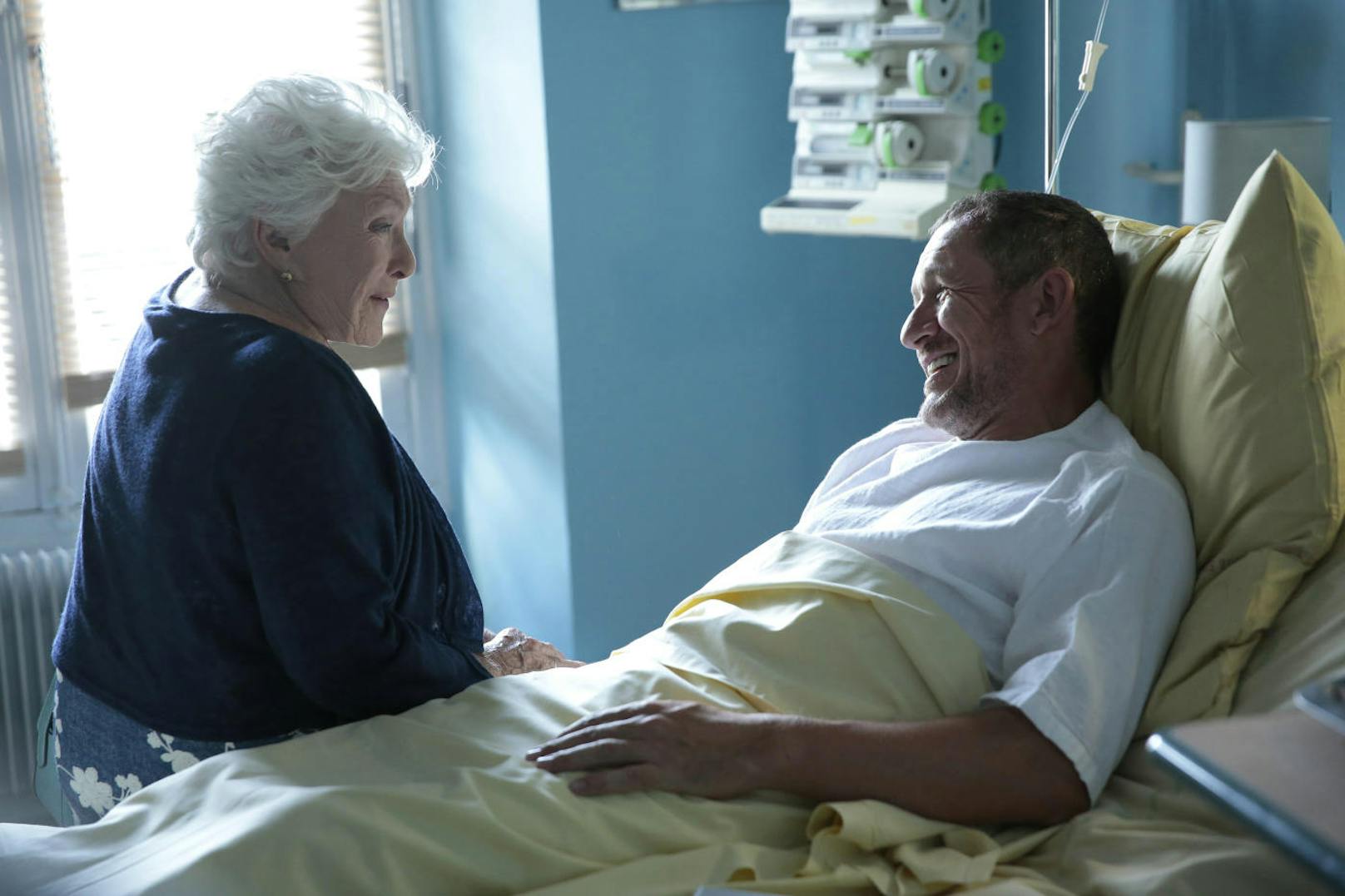 Valentin D. (Dany Boon) wird von seiner Mutter (Line Renaud) im Krankenhaus besucht.