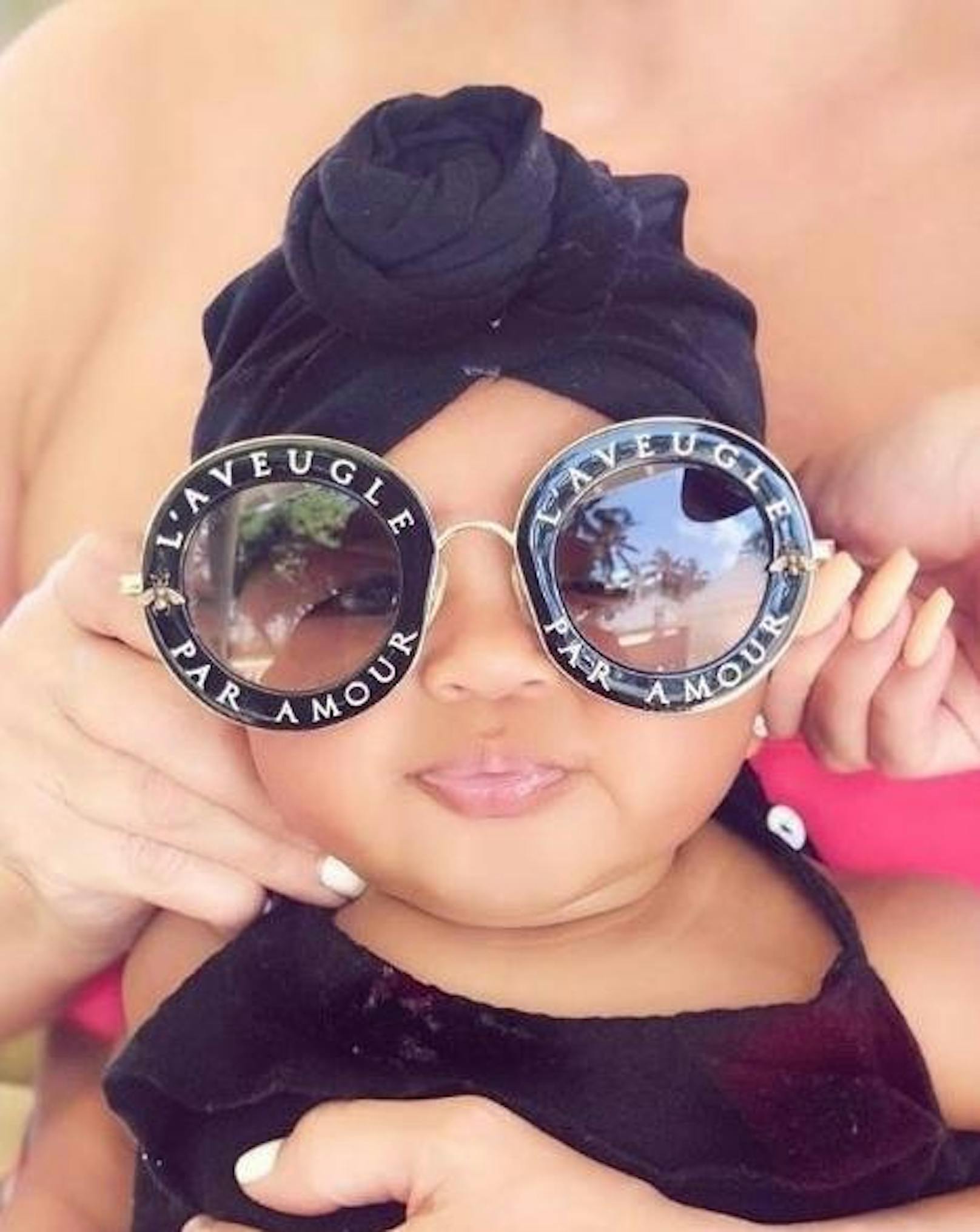 18.10.2018: True Kardashian ist zwar noch ein Baby, macht aber bereits jetzt eine traumhafte Figur als Model. Die über 500 Euro teuer Gucci-Sonnenbrille von Mama Kloe scheint nur für sie gemacht worden zu sein.