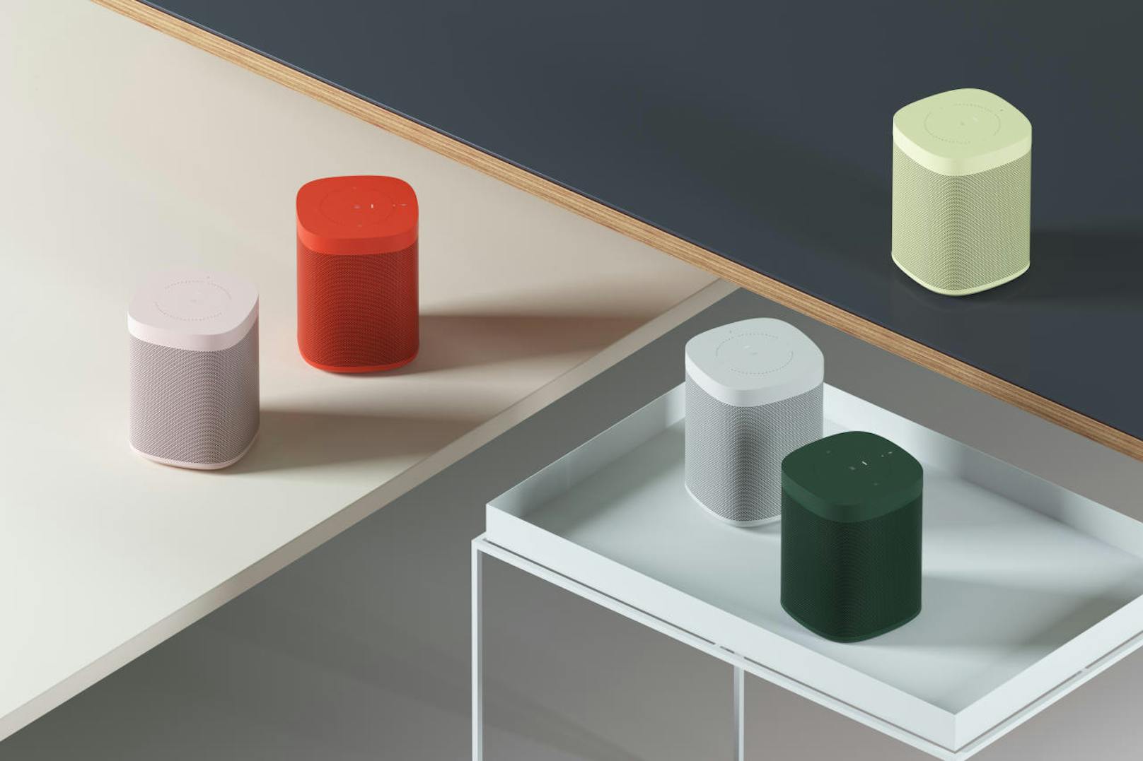 Sonos geht eine Partnerschaft mit HAY ein. Sonos und HAY entdecken gemeinsam, welche Dimensionen Farbe einem Zuhause verleihen kann - und zwar mit dem Sonos One. Ab September 2018 ist eine exklusive Kollektion des Smart Speakers in drei neuen, an die HAY Farbpalette angelehnten, Farbnuancen erhältlich: Rot, Grün und Gelb ab 259 Euro erhältlich.