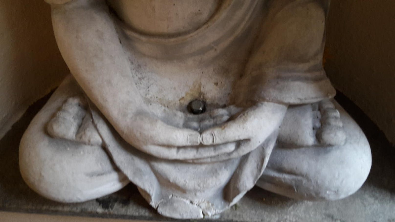 Mit einem Nagel wurde der Buddha am Sockel befestigt.