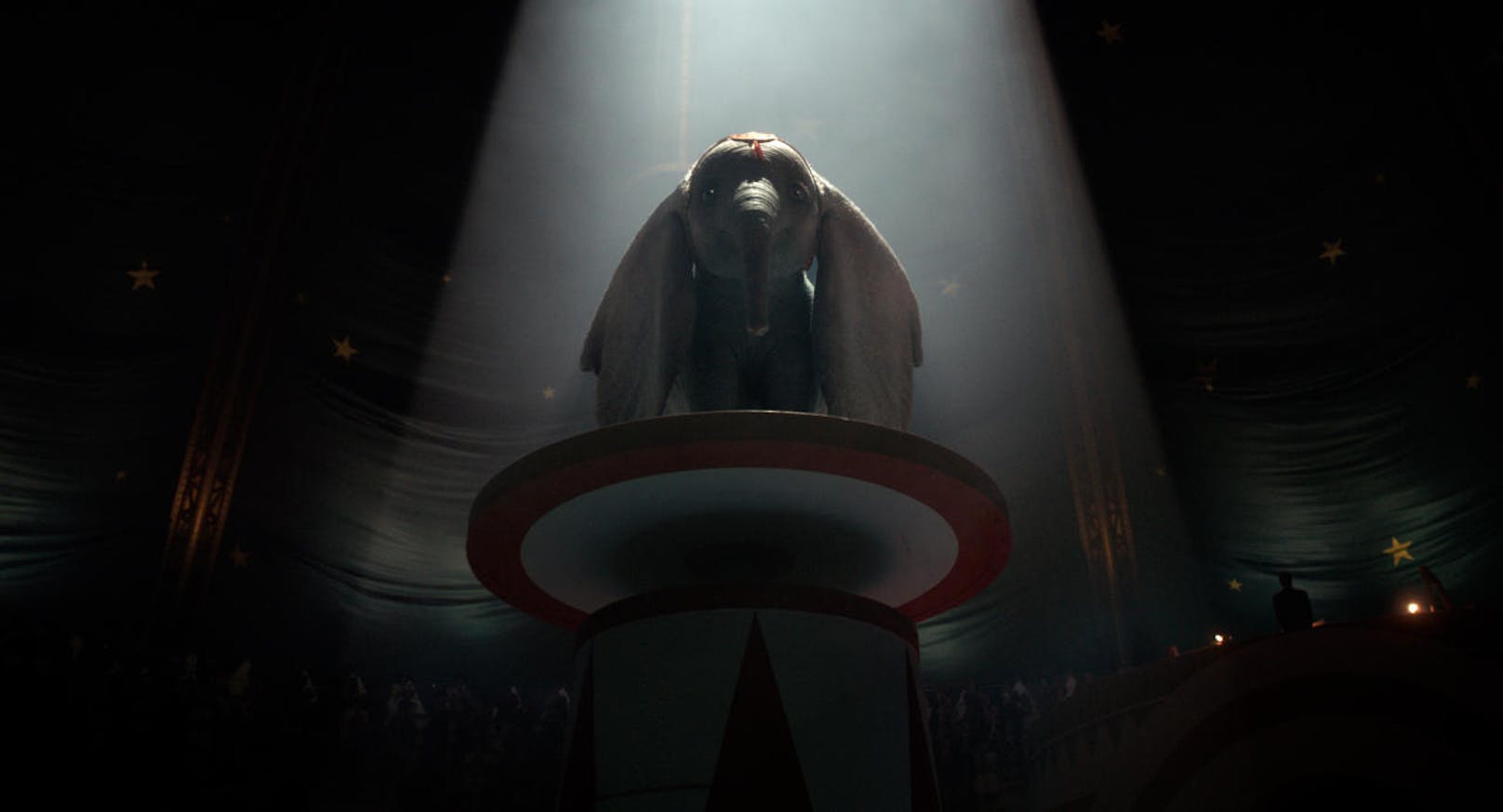 DUMBO: Realverfilmung des Disney-Klassikers über einen fliegenden Zirkuselefanten. Tim Burton führte Regie, unter anderem sind Colin Farrell, Danny DeVito und Eva Green in dem Reboot zu sehen. 

Kinostart: 4. April
