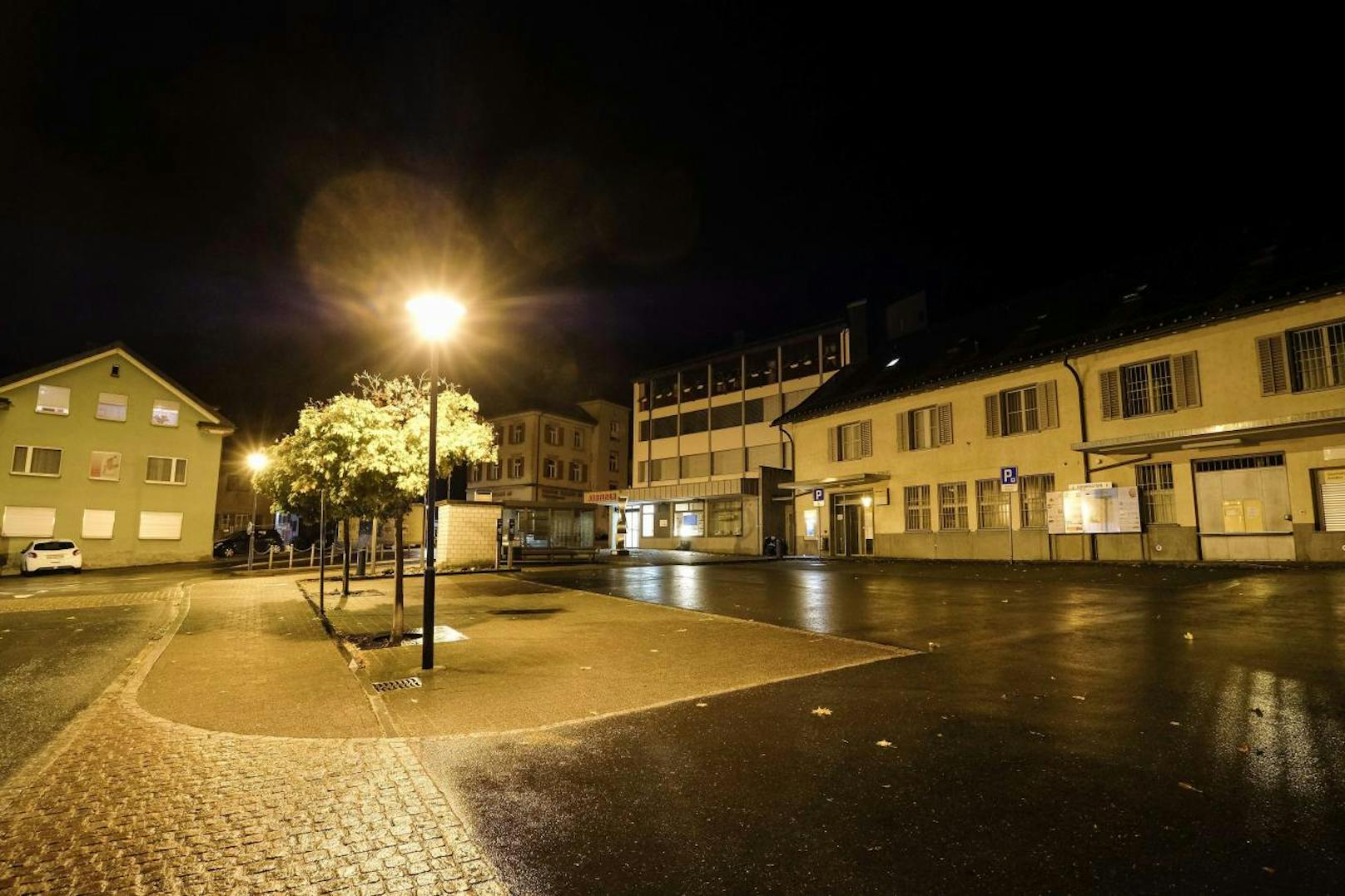 Am späten Sonntagabend attackierte ein 17-jähriger Lette in der Schweizer Ortschaft Flums mehrere Menschen mit einer Axt. Die Polizei stoppte ihn durch Schüsse und nahm ihn fest. Die Behörden gehen derzeit nicht von einem Terror-Hintergrund aus.