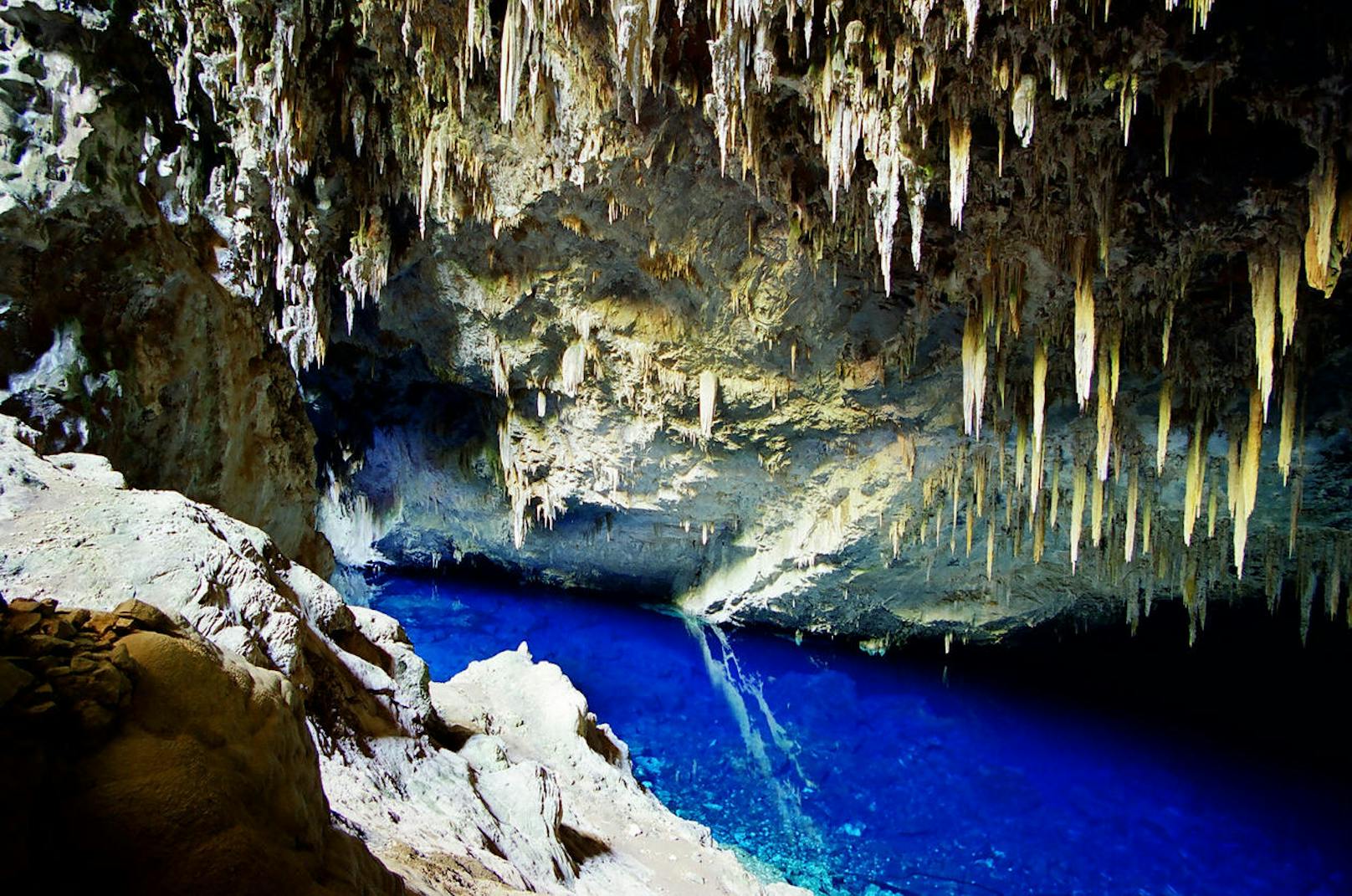 <b>Blaue Grotte - Capri, Italien</b>
Durch einen kleinen Lichtdurchlass scheint hier Sonnenlicht in eine geflutete Grotte und wird so im Wasser reflektiert, dass es die gesamte Höhle in ein wunderschön anzusehendes blaues Lichtermehr verwandelt.
