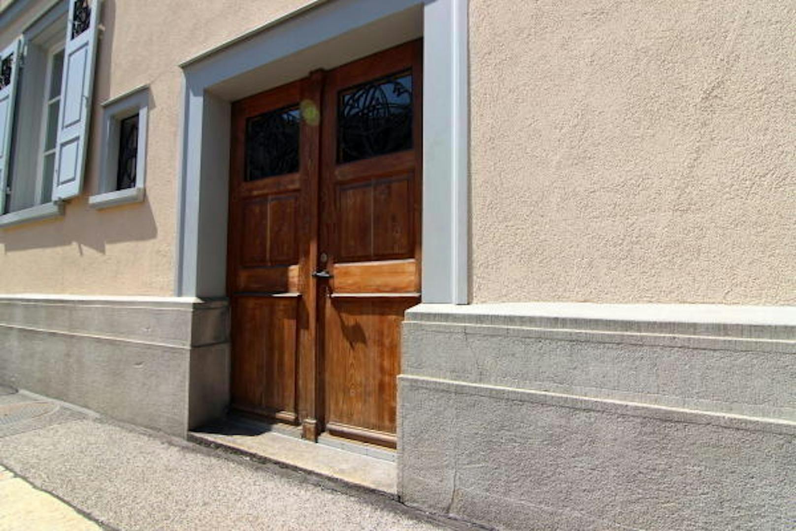 Eingangs- sowie Hintertüren mehrerer Häuser werden dort regelmäßig als Pissoir missbraucht.
