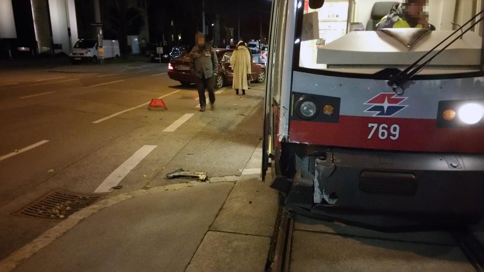 Ein Auto versuchte, die Straßenbahnschienen zu queren.