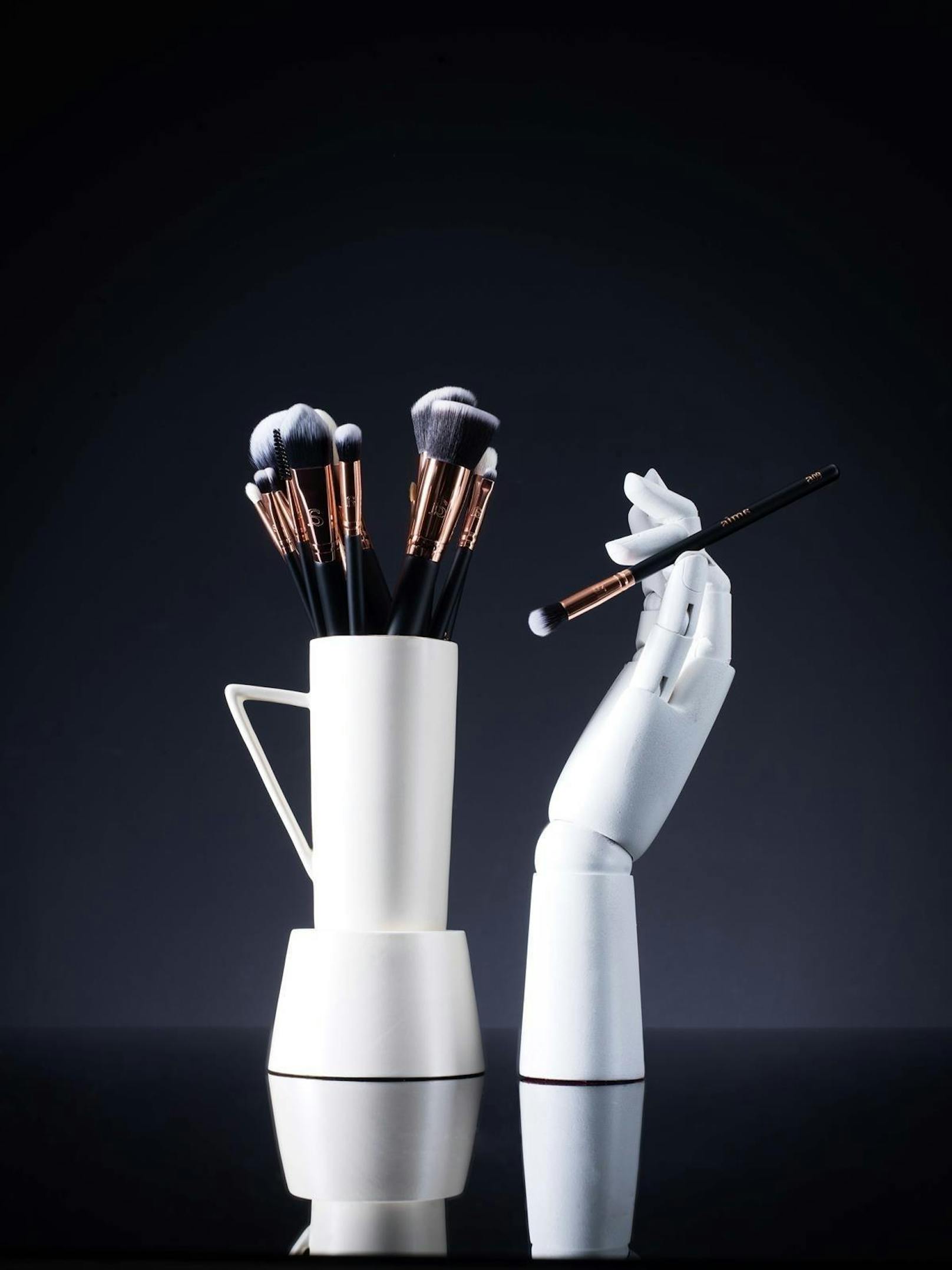 Ein Luxus-Geschenk für jeden Beauty-Fan zu Weihnachten sind die Make-Up Brushes von "Alma Brushes". Am 6.12.2018 wird es die einzigartige Möglichkeit geben sich von einem Meistergraveur die Pinsel personalisieren zu lassen.