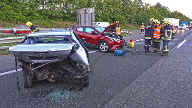 Die Feuerwehr hatte mit dem Unfall alle Hände voll zu tun, musste aber Einsatzkräfte abstellen, die Autolenker auf der Fahrtrichtung Wien in die Schranken wiesen.