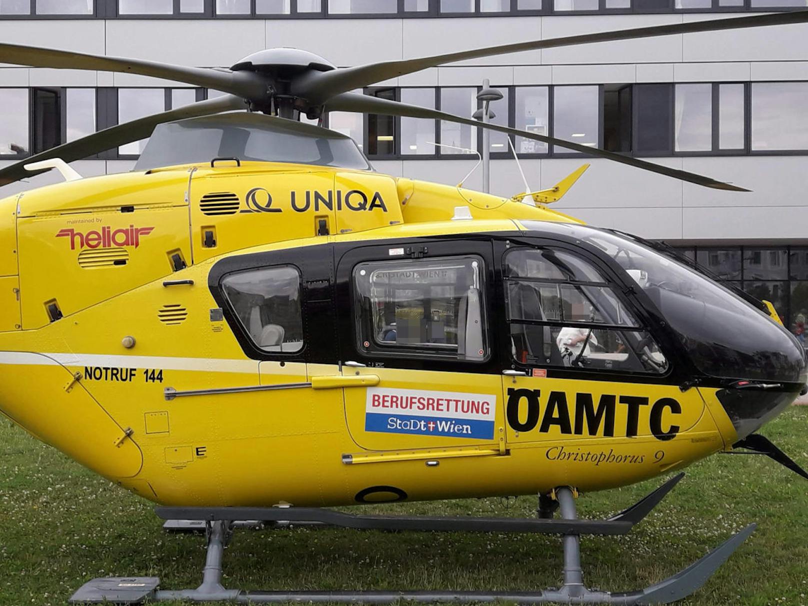 "Kreislaufstillstand" lautete der Notruf am Mittwochnachmittag bei der Berufsrettung Wien. Mit einem Rettungshelikopter rückten die Einsatzkräfte in die Seestadt Aspern aus. Leider zu spät. Die 54-Jährige lag beim Eintreffen der Rettungskräfte tot in ihrer Wohnung.