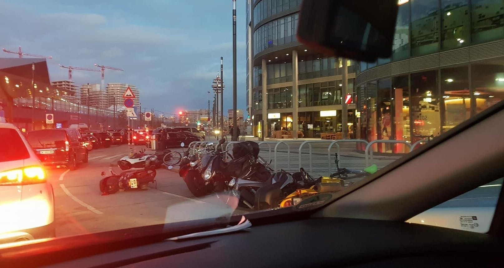 Philip schreibt: "Da hat's am Hauptbahnhof ein paar Mopeds umgeschmissen."