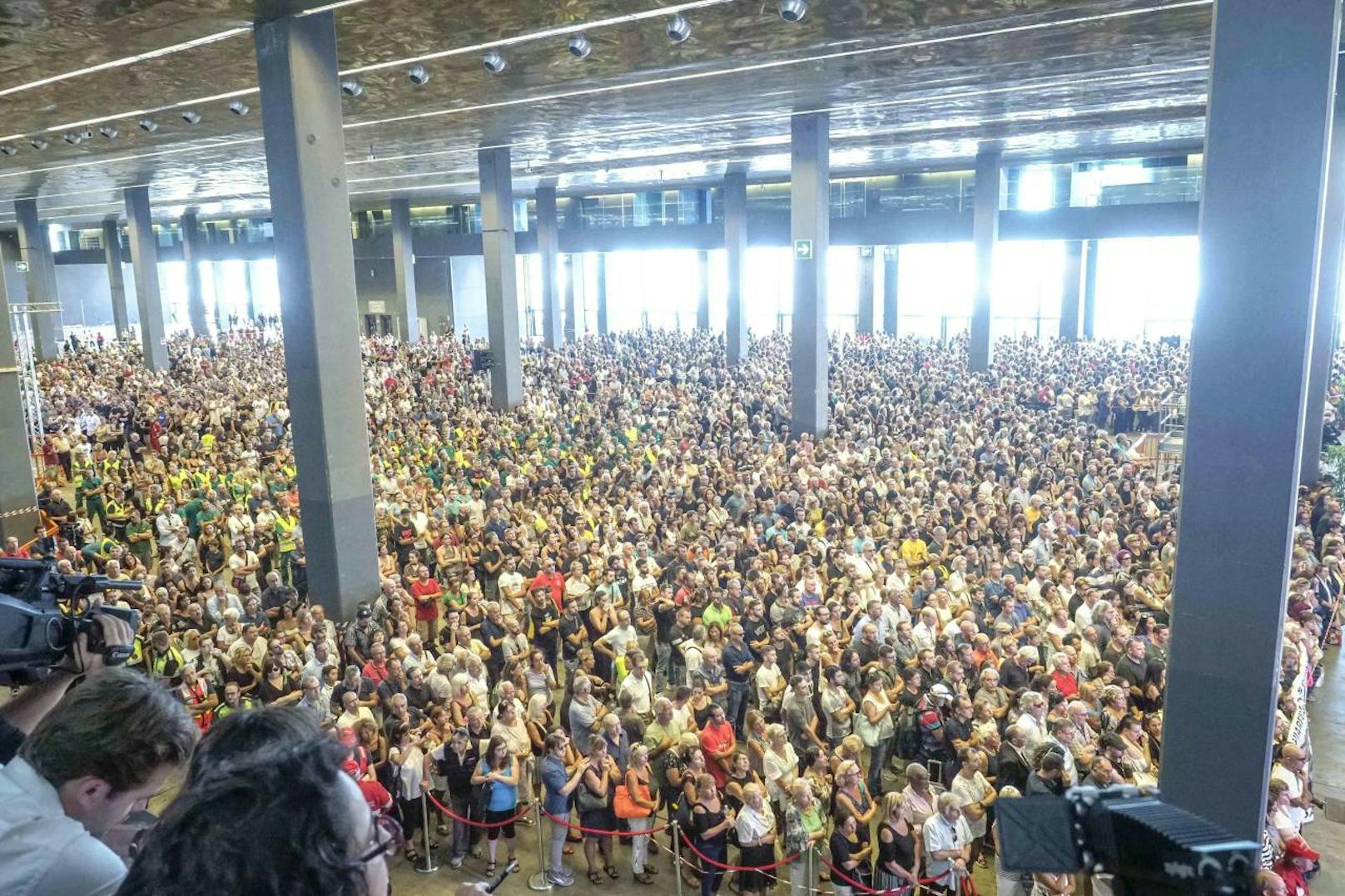Tausende Einwohner von Genua nahmen an der Trauerfeier in der Messehalle teil.