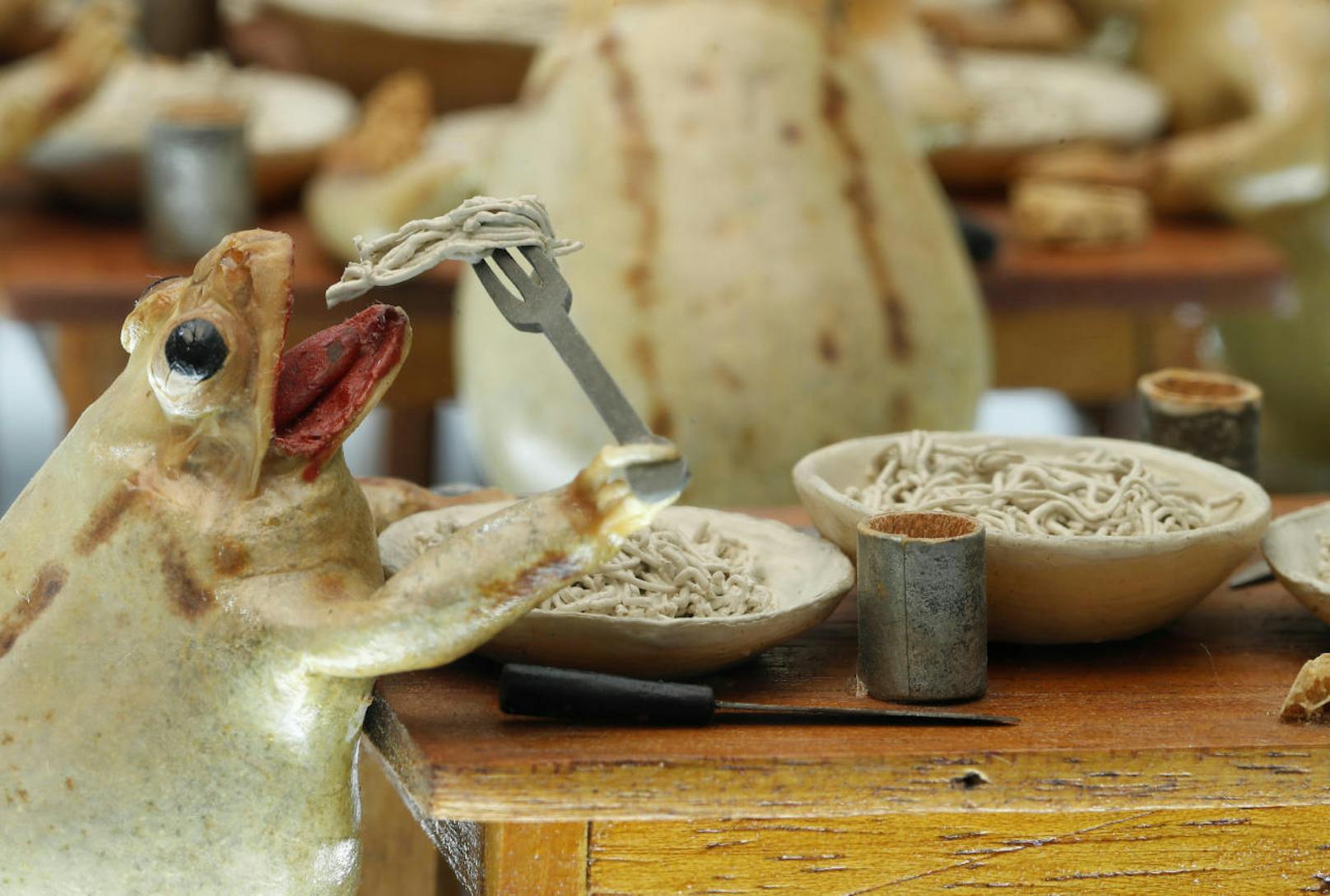 Bon appetit! Im Froschmuseum in Estavayer-le-Lac in der Schweiz stellen 108 ausgestopfte Frösche Alltagsszenen aus dem 19. Jahrhundert dar.