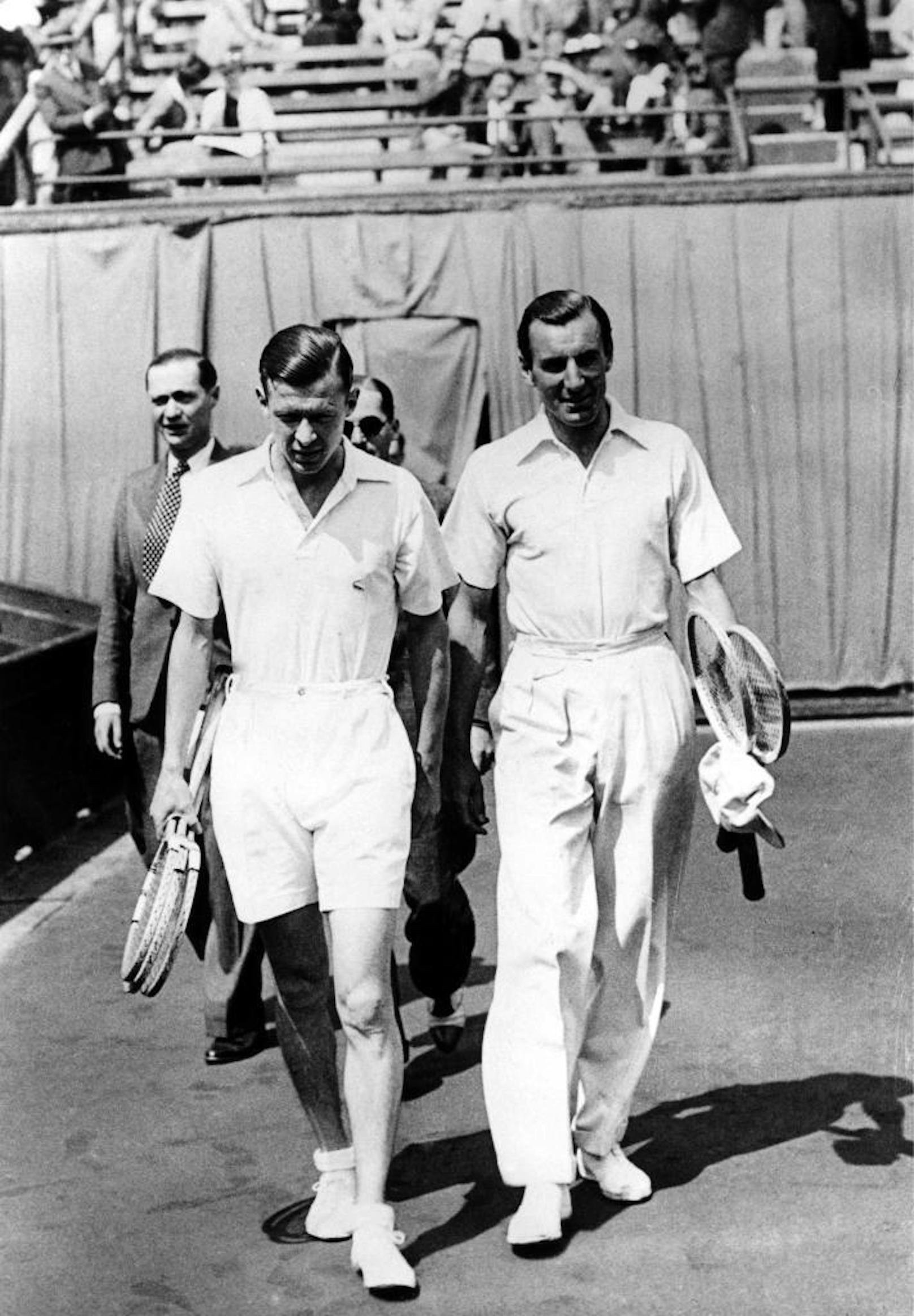 Der britische Tennis-Star Fred Perry (hier bei einem Match 1936) gründete die Marke mit den berühmten Polo Shirts. War sie einst bei der britischen Upperclass beliebt, ist sie heute wegen ihres Lorbeerkranz Symbols bei Neonazis und Alt-Right-Sympathisanten zu finden. 