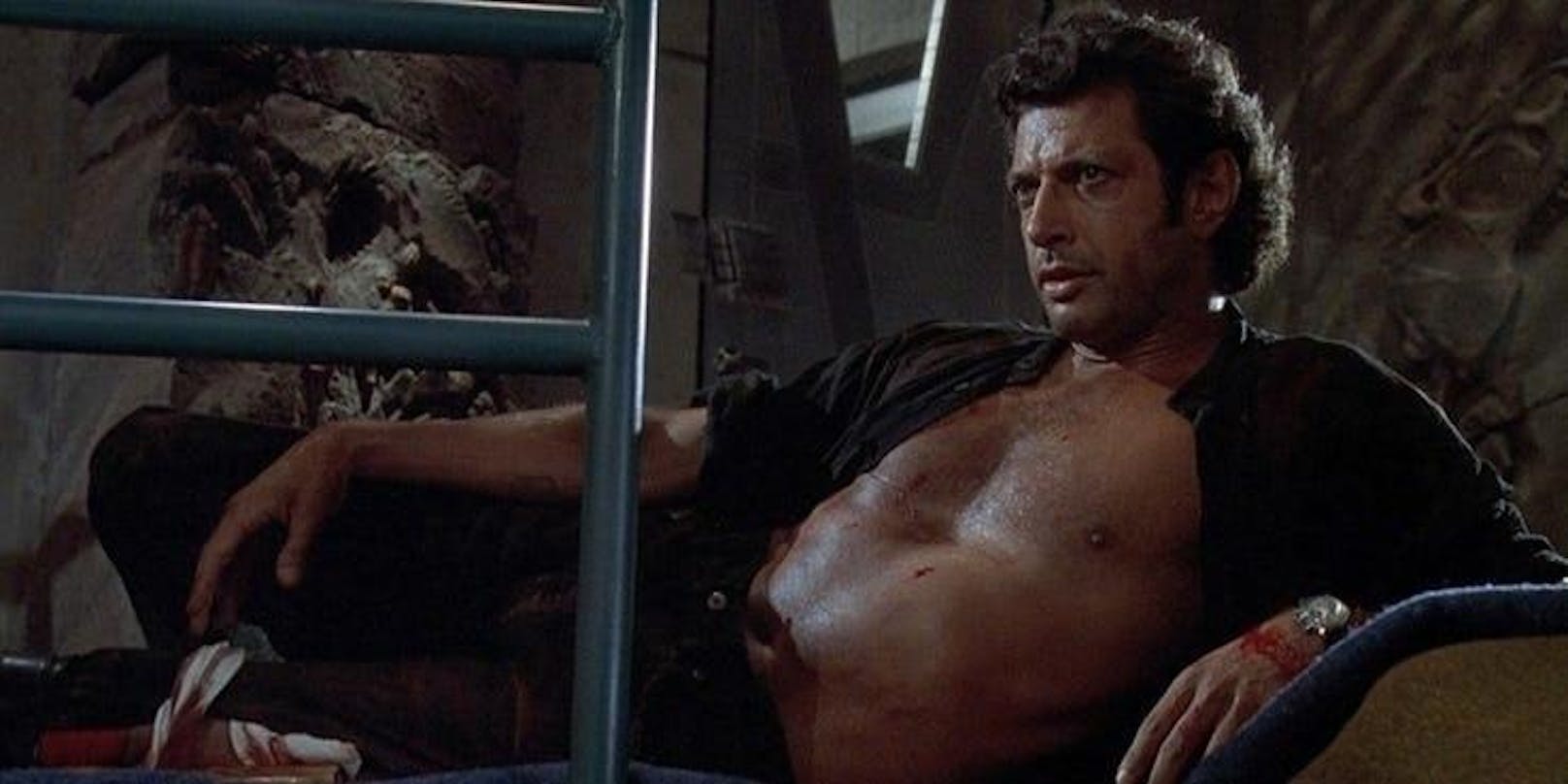 Das Original: Bis heute rätseln die Fans, warum Jeff Goldblum in Jurassic Park (Teil 1) mit nacktem Oberkörper herumliegen musste, während draußen die Dinos seine Kollegen verspeisten