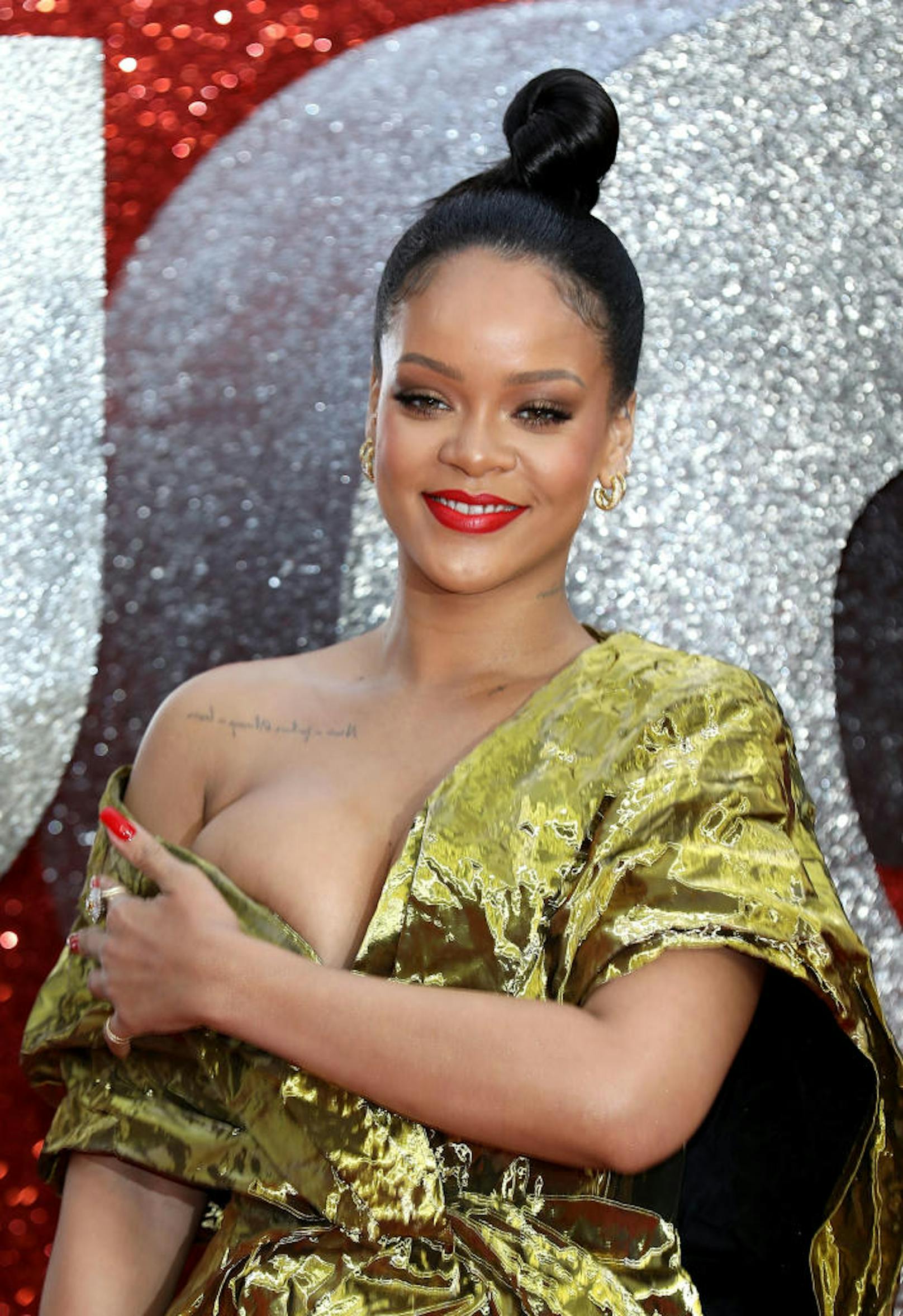 Rihanna zeigte bei der 'Ocean's 8' UK Premiere zwar fast ihre Oberweite, allerdings auch ihre Liebe für Hoop Ohrringe, die sie gleich mehrfach am Ohr "stapelt".