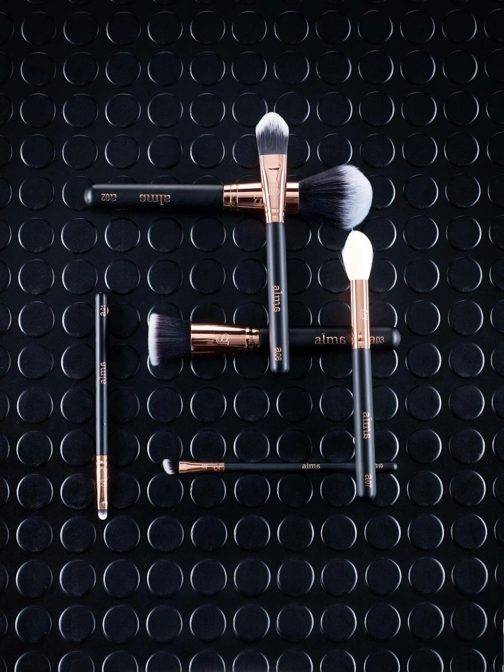 Ein Luxus-Geschenk für jeden Beauty-Fan zu Weihnachten sind die Make-Up Brushes von "Alma Brushes". Am 6.12.2018 wird es die einzigartige Möglichkeit geben sich von einem Meistergraveur die Pinsel personalisieren zu lassen.