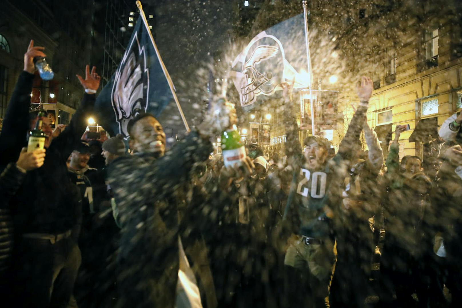Nach dem Sieg über die New England Patriots ging in der Heimatstadt der Philadelphia Eagles ordentlich die Post ab. Fans feierten auf den Straßen ausgelassen den ersten Super-Bowl-Titel, die Ausgelassenheit wurde allerdings bald gewalttätig und schlug in Vandalismus und Sachbeschädigung um.