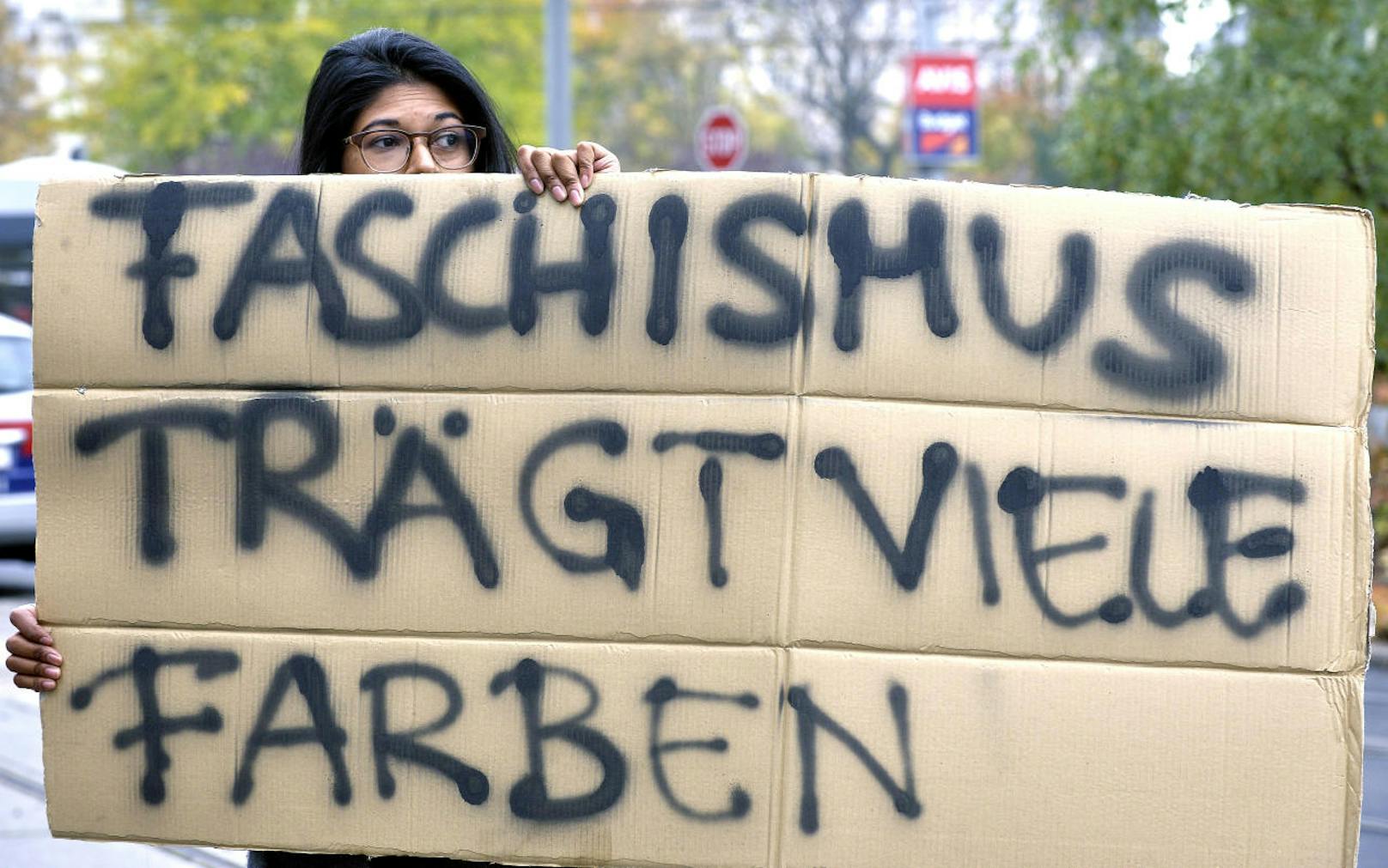 Die Organisation Linkswende hat zu einer Demo gegen deutschnationale Burschenschafter, die für die FPÖ im Nationalrat sitzen, vor dem Parlament gerufen. Mehrere hundert Menschen nahmen teil.