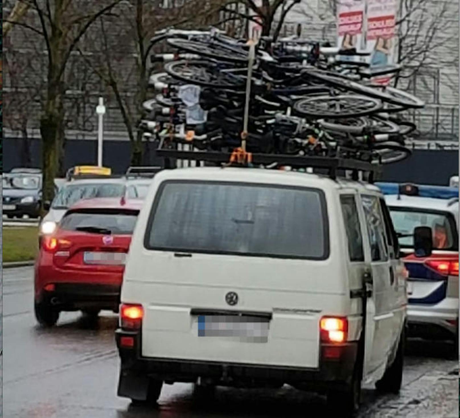 Der Lenker hatte auf dem Dach seines Transporters rund 20 Fahrräder geladen.
