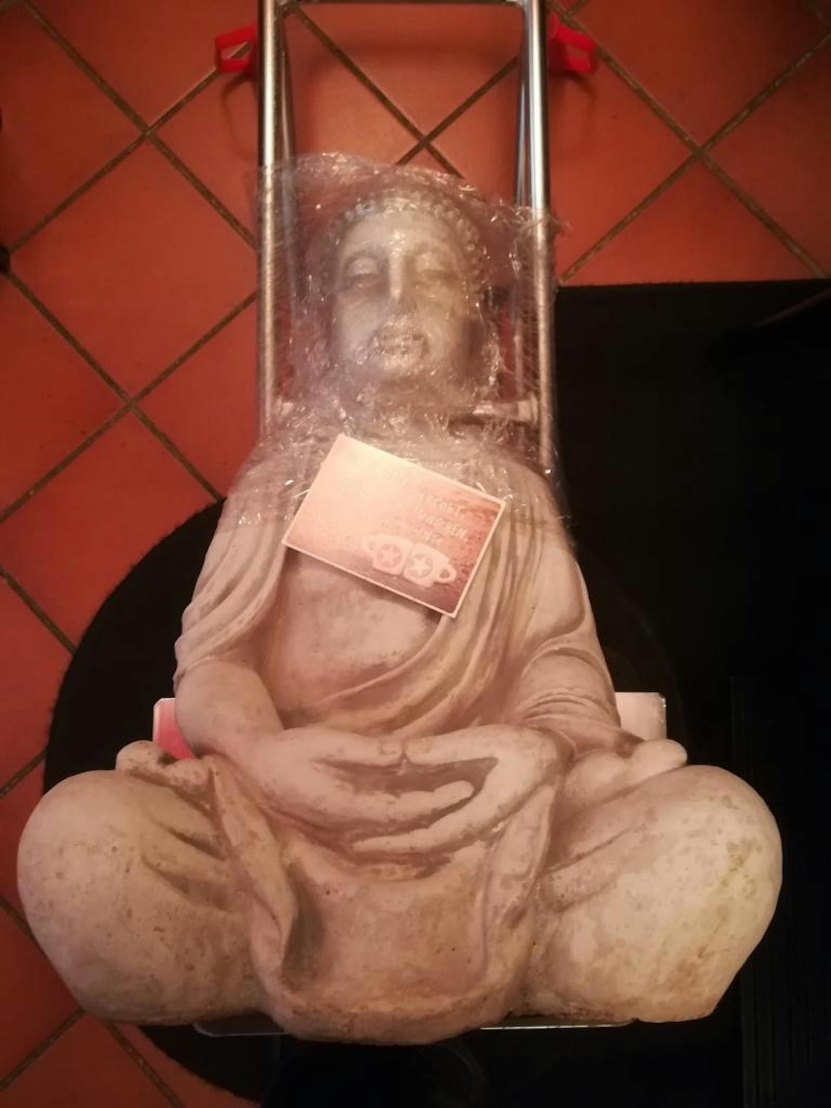Der neue Buddha mit Postkarte.