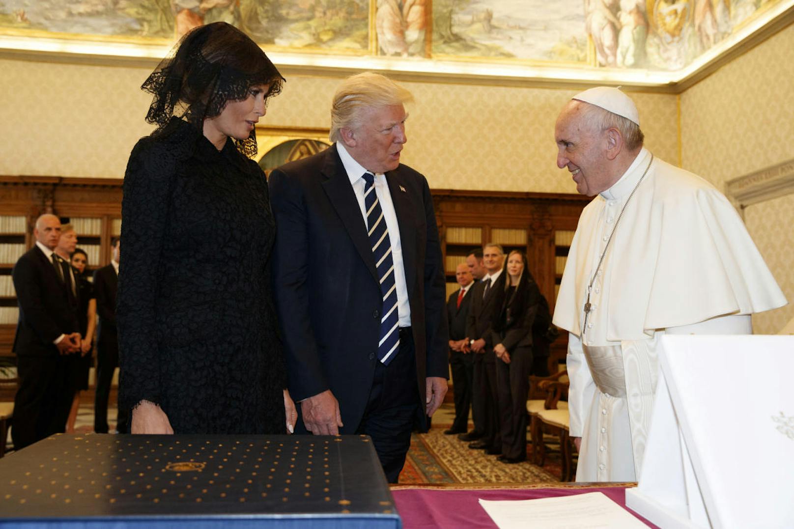 Donald Trump mit Melania Trump und Papst Franziskus im Mai 2017.